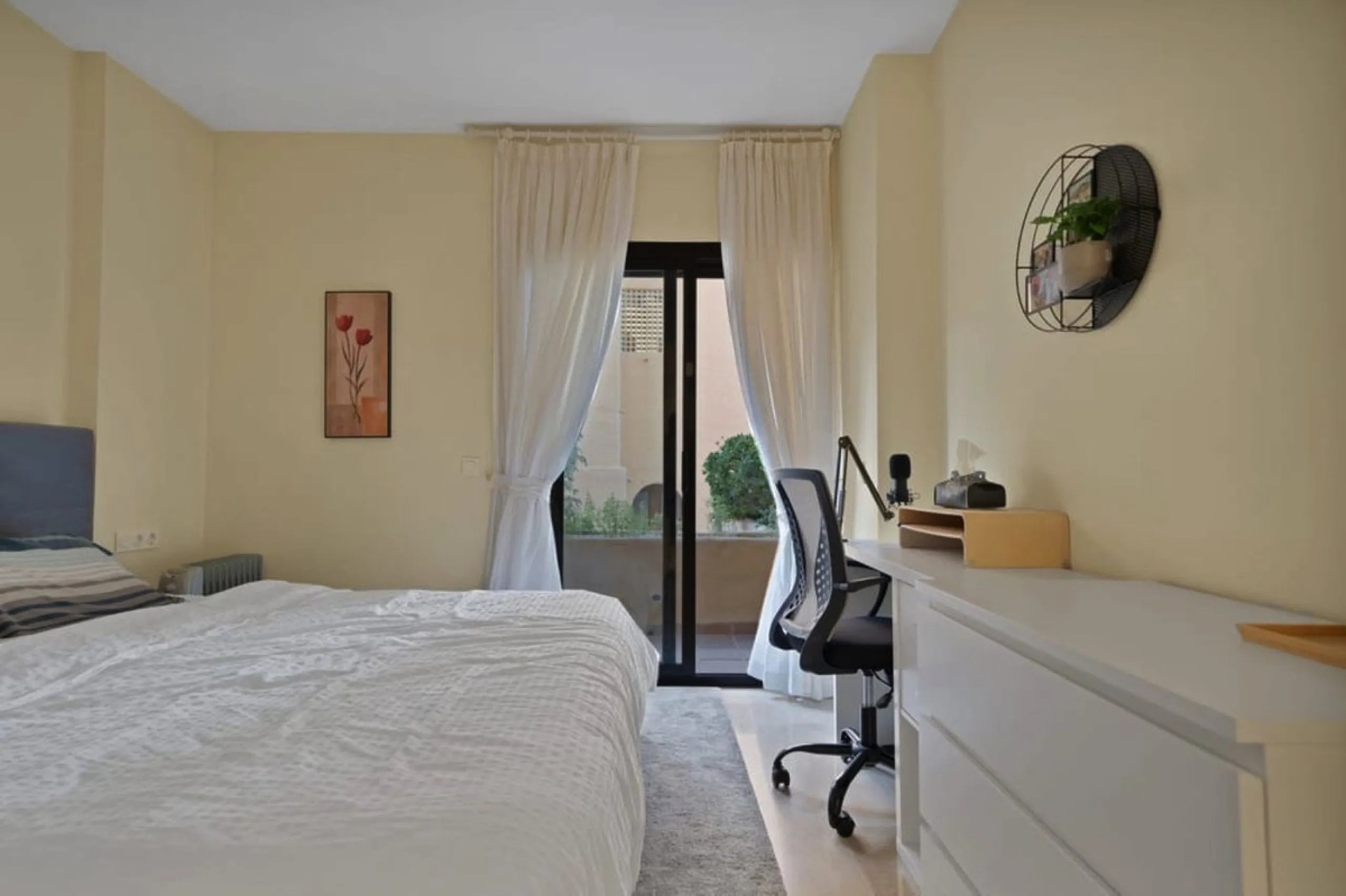 Apartment - Ground Floor Apartment в продаже в Manilva, Málaga. В доме 3 спален и 2 ванных комнат. Площадь дома 154 м². Площадь участка 20 м²