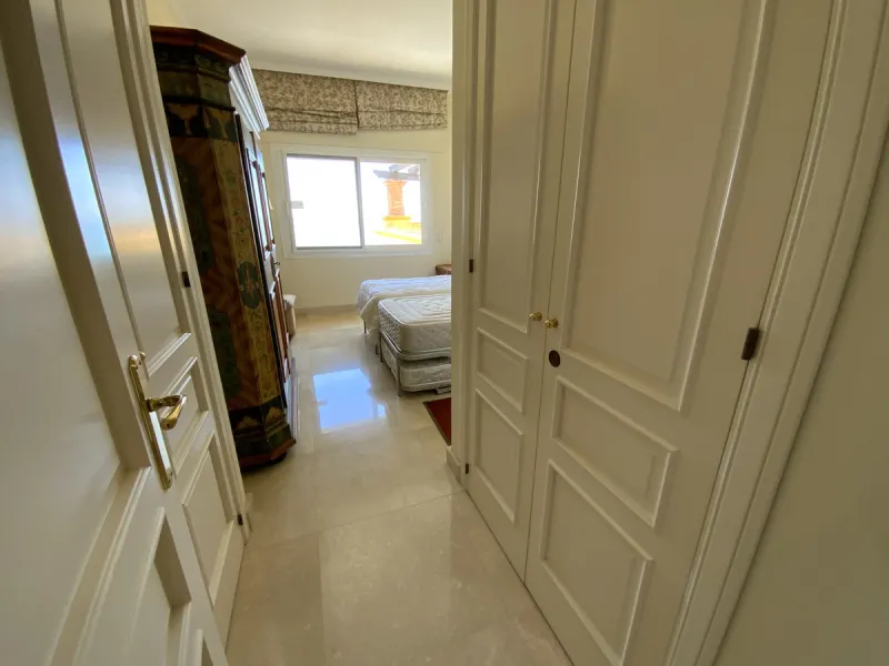 Apartment - Middle Floor Apartment в продаже в Marbella, Málaga. В доме 3 спален и 3 ванных комнат. Площадь дома 155 м²