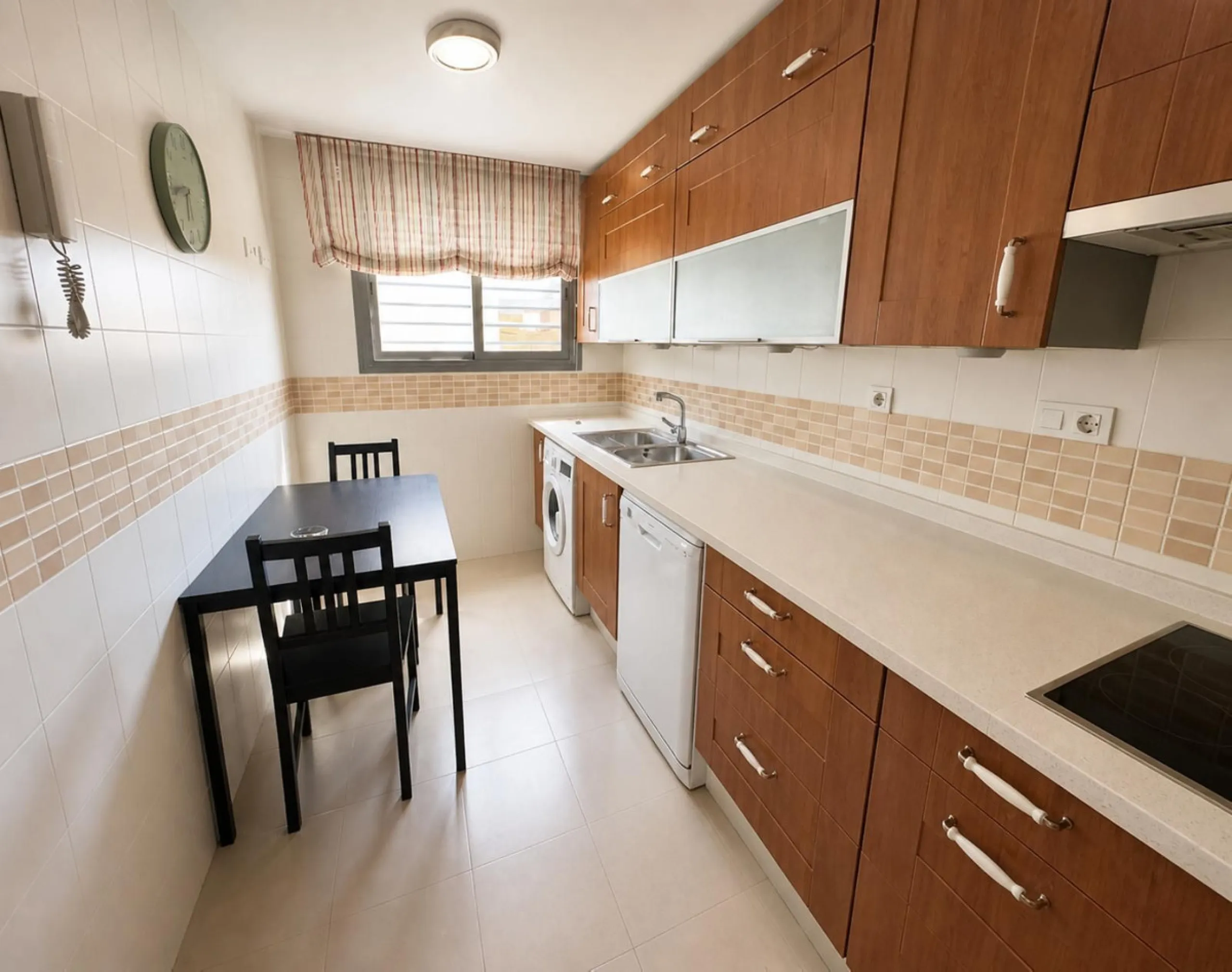Modern triplex in a residential complex with all amenities.