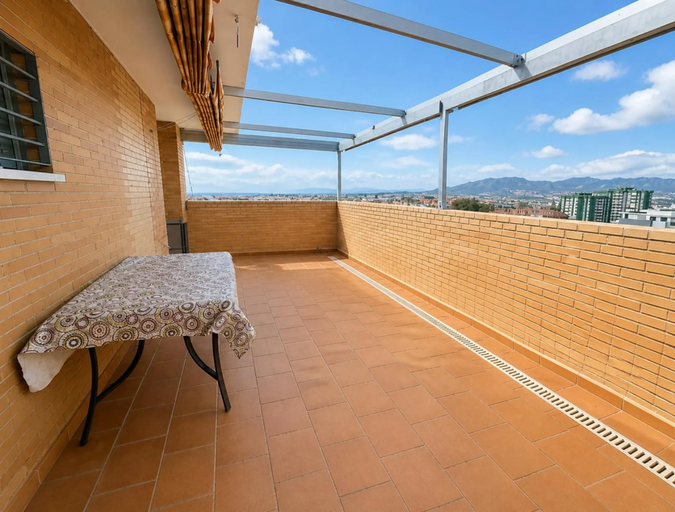 Modern triplex in a residential complex with all amenities.