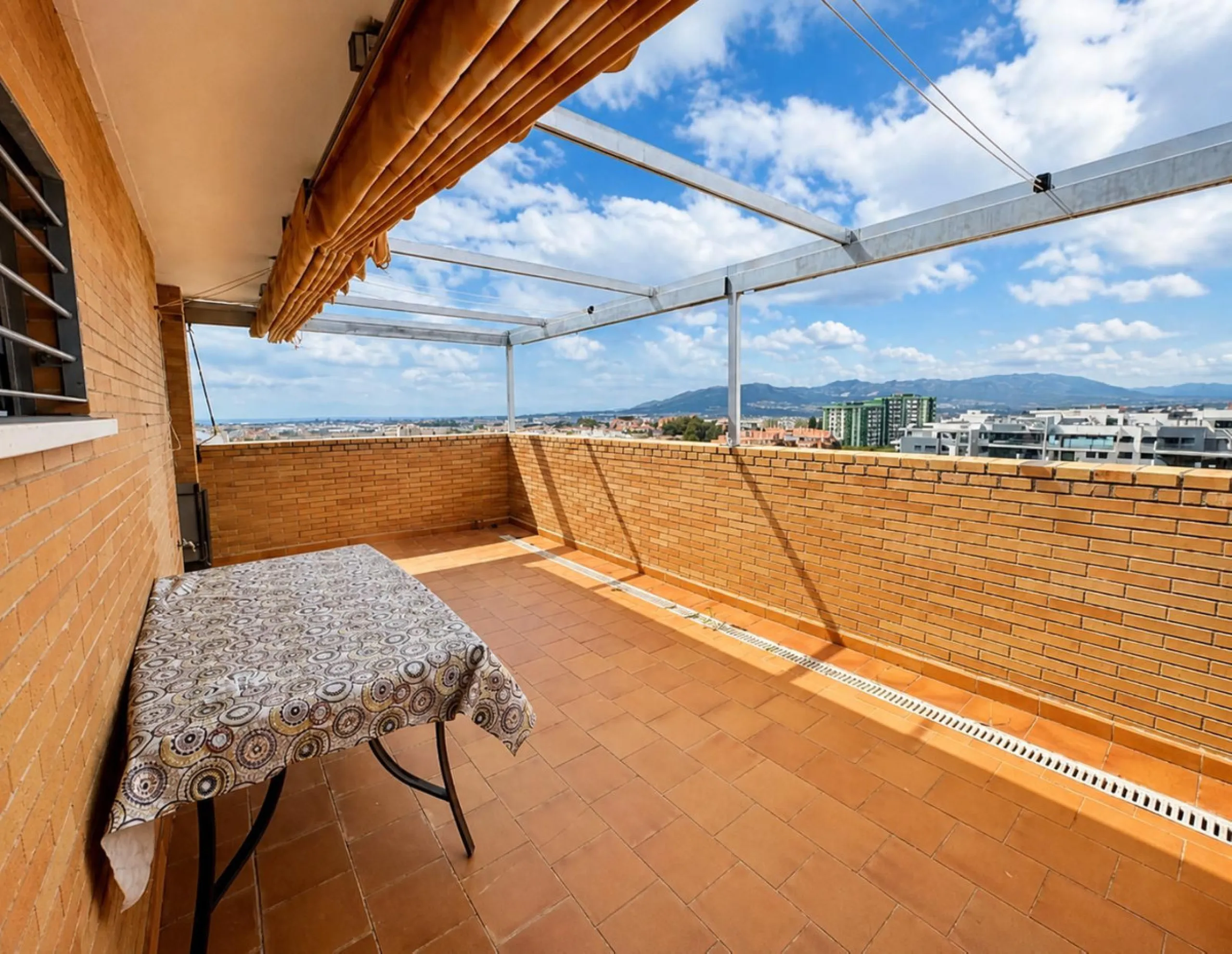 Modern triplex in a residential complex with all amenities.