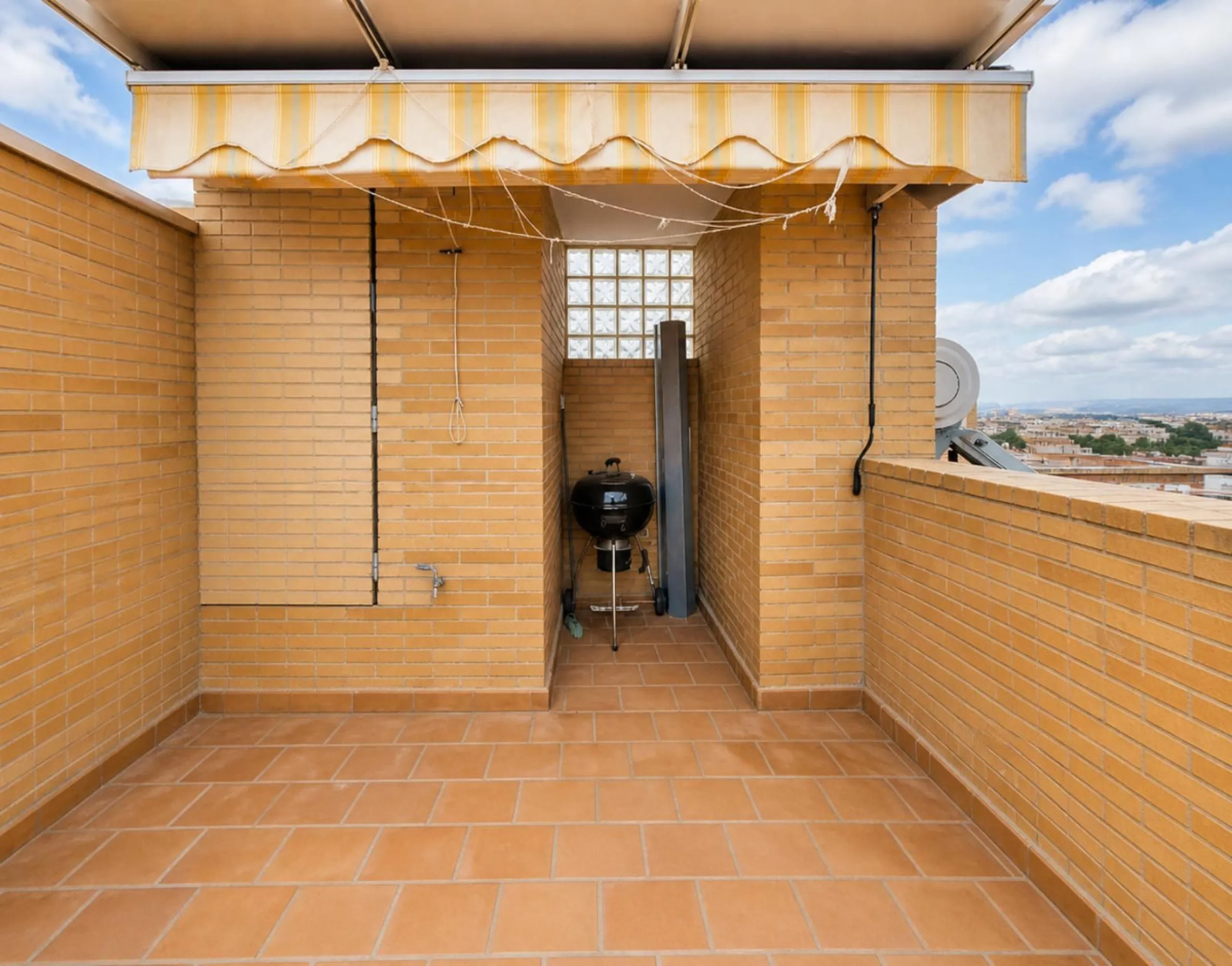 Modern triplex in a residential complex with all amenities.