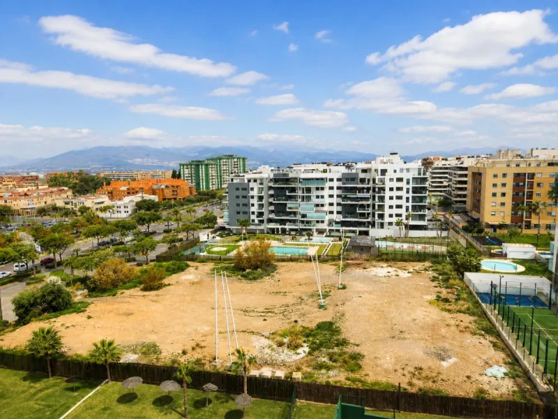 Modern triplex in a residential complex with all amenities.