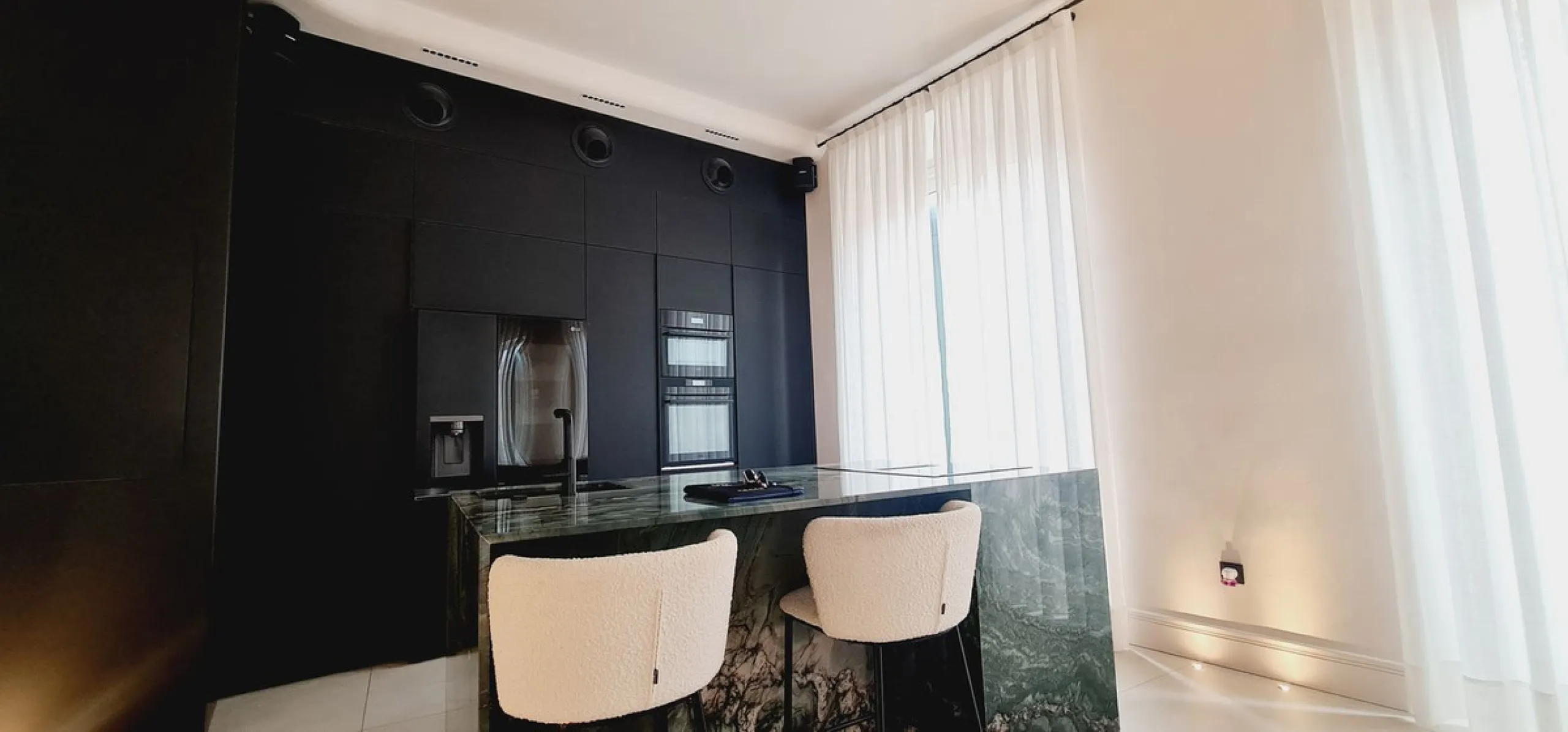 Apartment - Middle Floor Apartment в продаже в Málaga, Málaga. В доме 4 спален и 4 ванных комнат. Площадь дома 225 м²