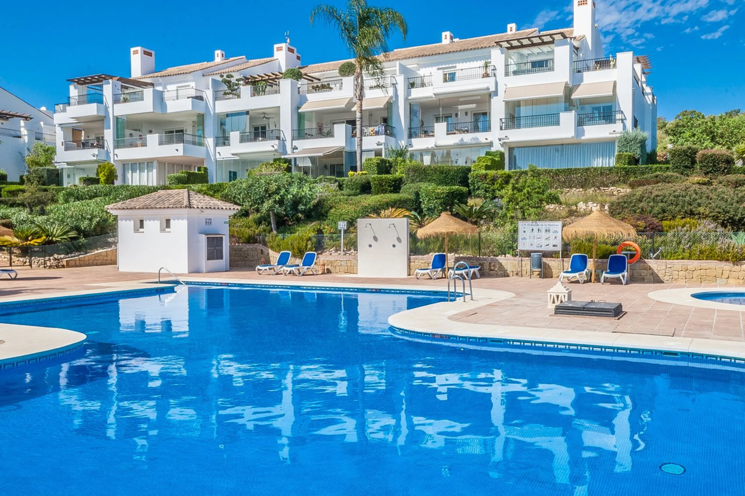 Nestled in the tranquil hills of La Mairena, this beautiful apartment offers a perfect blend of peace, comfort, and convenience. Just a 10-minute drive from the coast, it's ideally situated for those seeking both mountain serenity and easy access to ameni