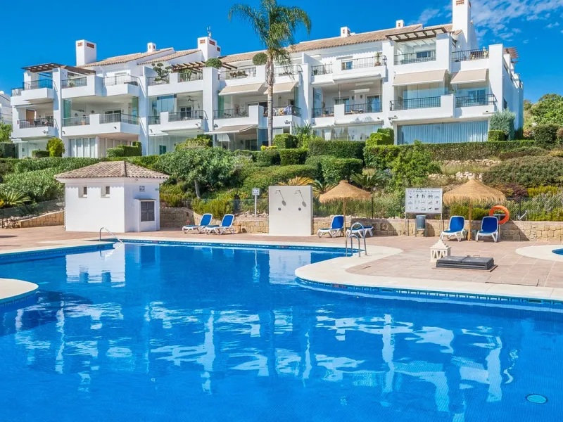 Nestled in the tranquil hills of La Mairena, this beautiful apartment offers a perfect blend of peace, comfort, and convenience. Just a 10-minute drive from the coast, it's ideally situated for those seeking both mountain serenity and easy access to ameni