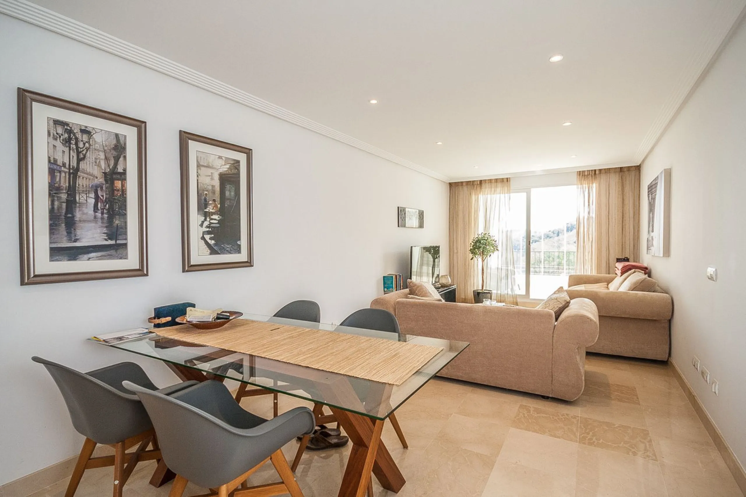 Nestled in the tranquil hills of La Mairena, this beautiful apartment offers a perfect blend of peace, comfort, and convenience. Just a 10-minute drive from the coast, it's ideally situated for those seeking both mountain serenity and easy access to ameni