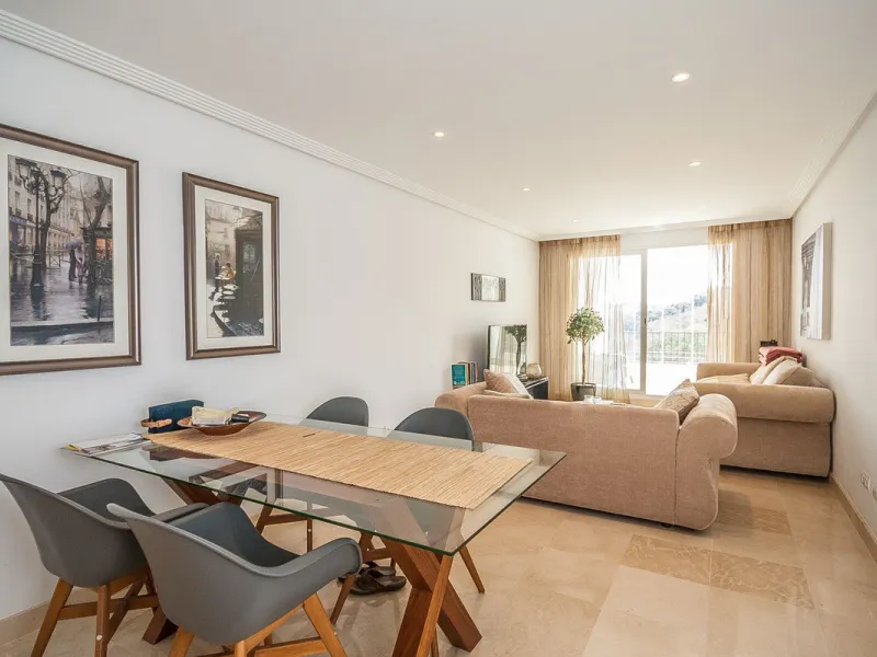 Nestled in the tranquil hills of La Mairena, this beautiful apartment offers a perfect blend of peace, comfort, and convenience. Just a 10-minute drive from the coast, it's ideally situated for those seeking both mountain serenity and easy access to ameni