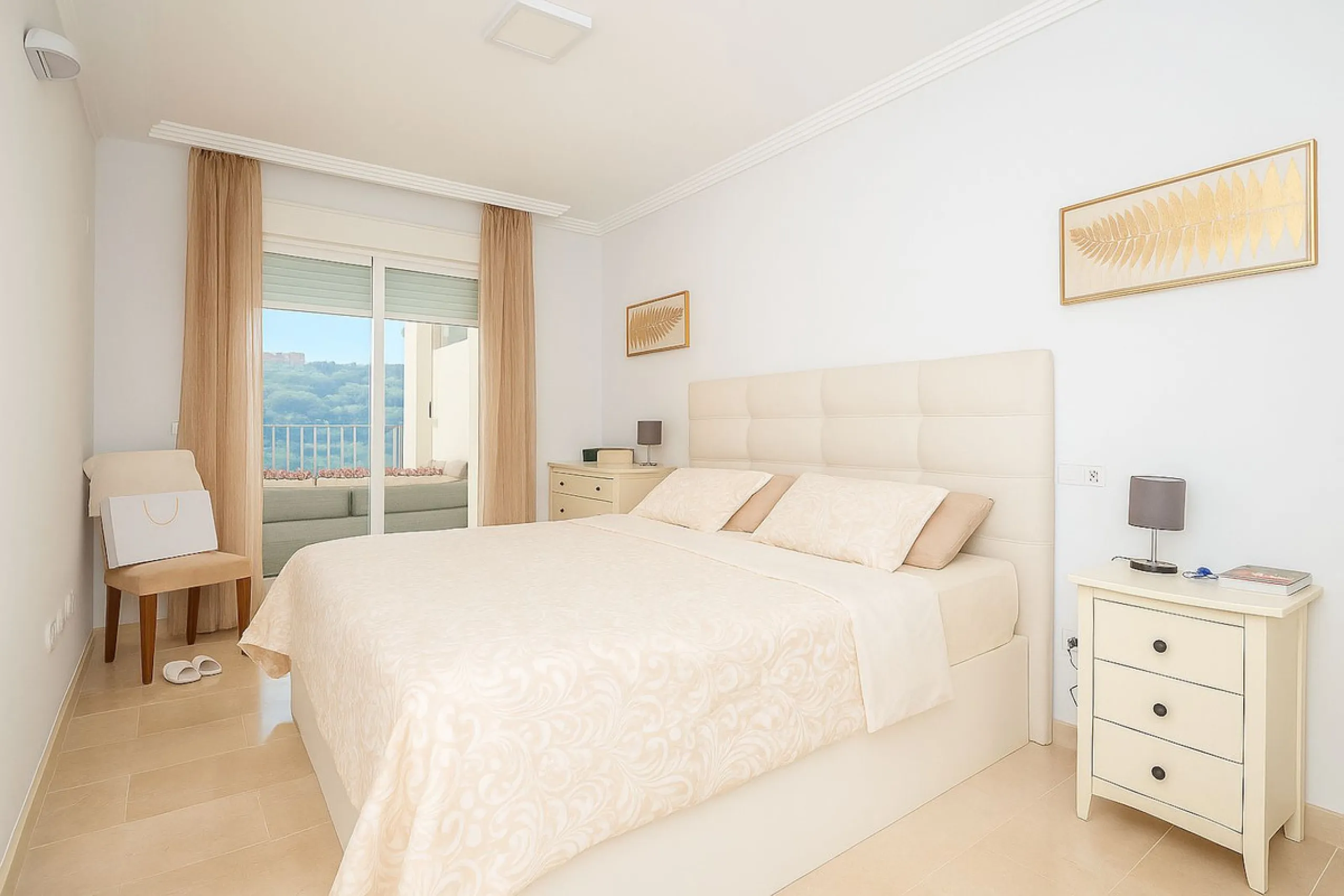 Nestled in the tranquil hills of La Mairena, this beautiful apartment offers a perfect blend of peace, comfort, and convenience. Just a 10-minute drive from the coast, it's ideally situated for those seeking both mountain serenity and easy access to ameni
