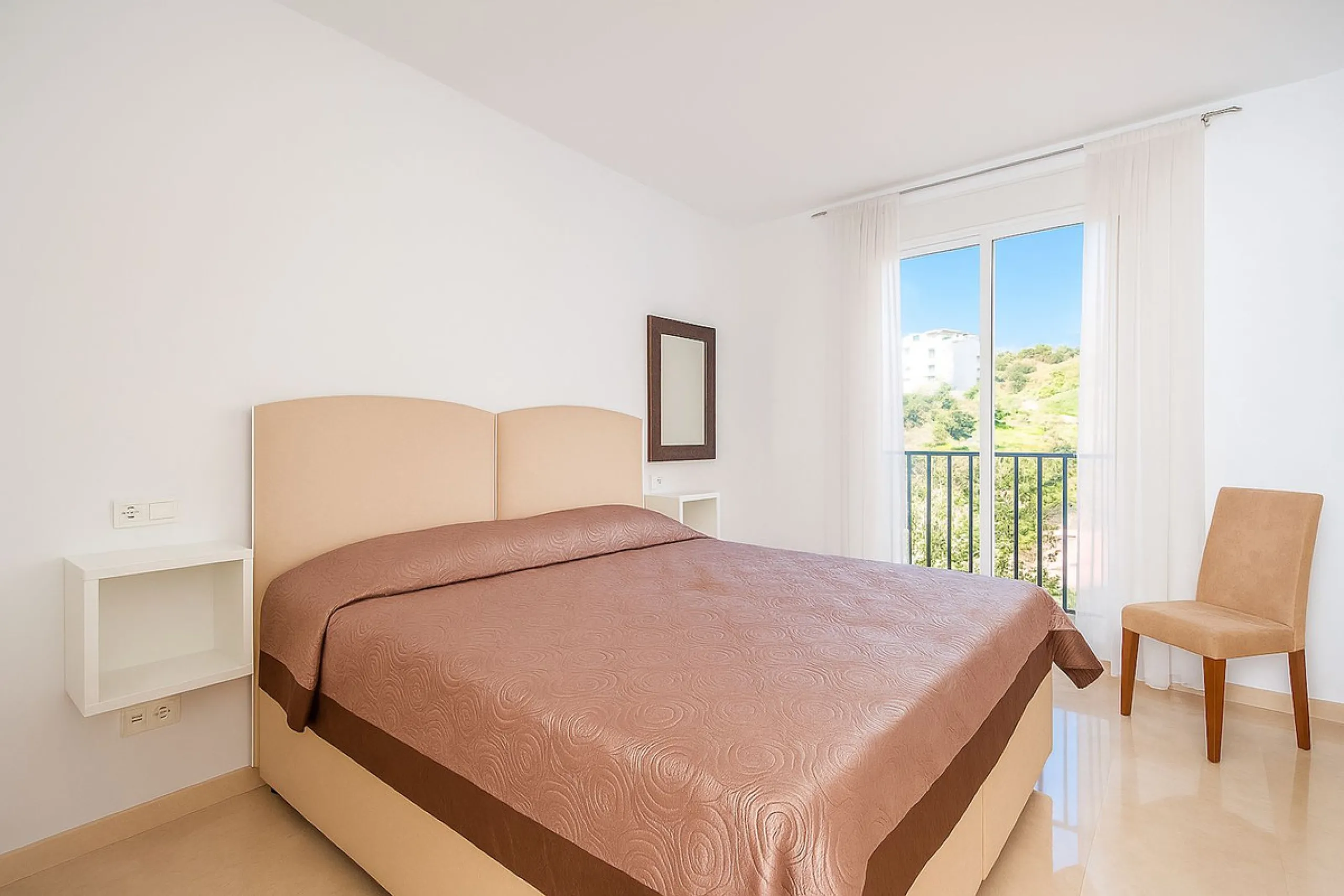 Nestled in the tranquil hills of La Mairena, this beautiful apartment offers a perfect blend of peace, comfort, and convenience. Just a 10-minute drive from the coast, it's ideally situated for those seeking both mountain serenity and easy access to ameni