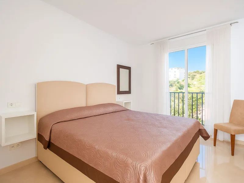 Nestled in the tranquil hills of La Mairena, this beautiful apartment offers a perfect blend of peace, comfort, and convenience. Just a 10-minute drive from the coast, it's ideally situated for those seeking both mountain serenity and easy access to ameni