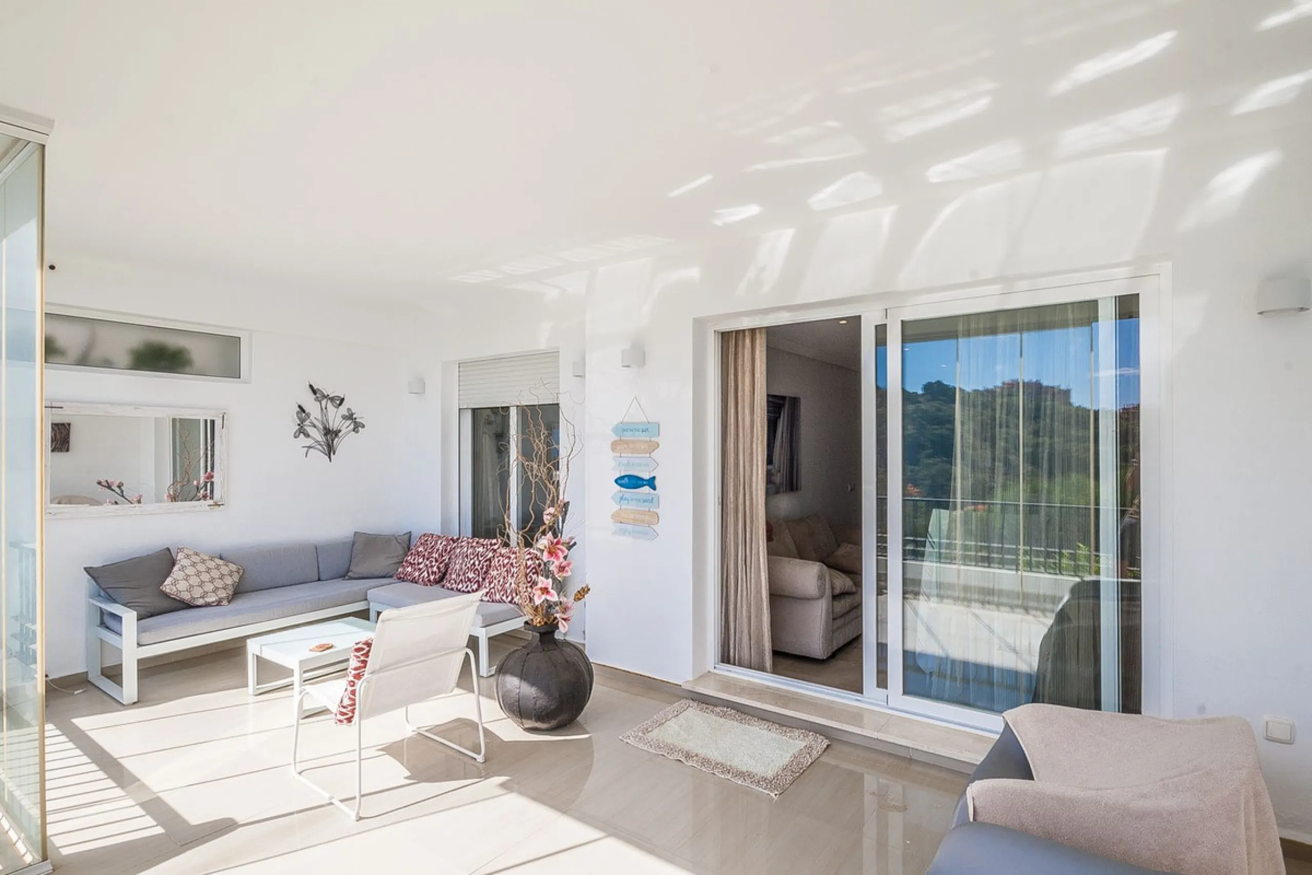 Nestled in the tranquil hills of La Mairena, this beautiful apartment offers a perfect blend of peace, comfort, and convenience. Just a 10-minute drive from the coast, it's ideally situated for those seeking both mountain serenity and easy access to ameni