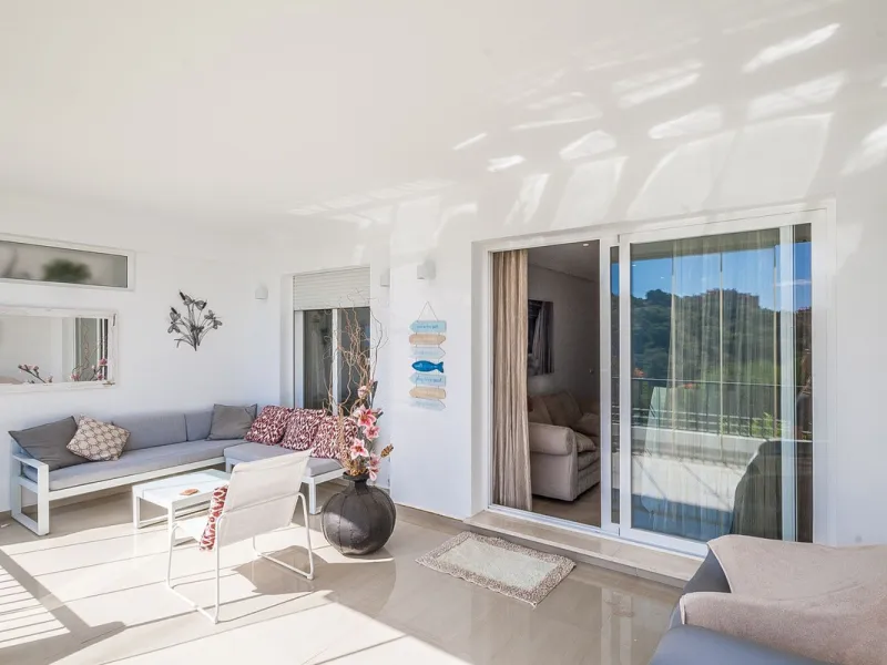 Nestled in the tranquil hills of La Mairena, this beautiful apartment offers a perfect blend of peace, comfort, and convenience. Just a 10-minute drive from the coast, it's ideally situated for those seeking both mountain serenity and easy access to ameni
