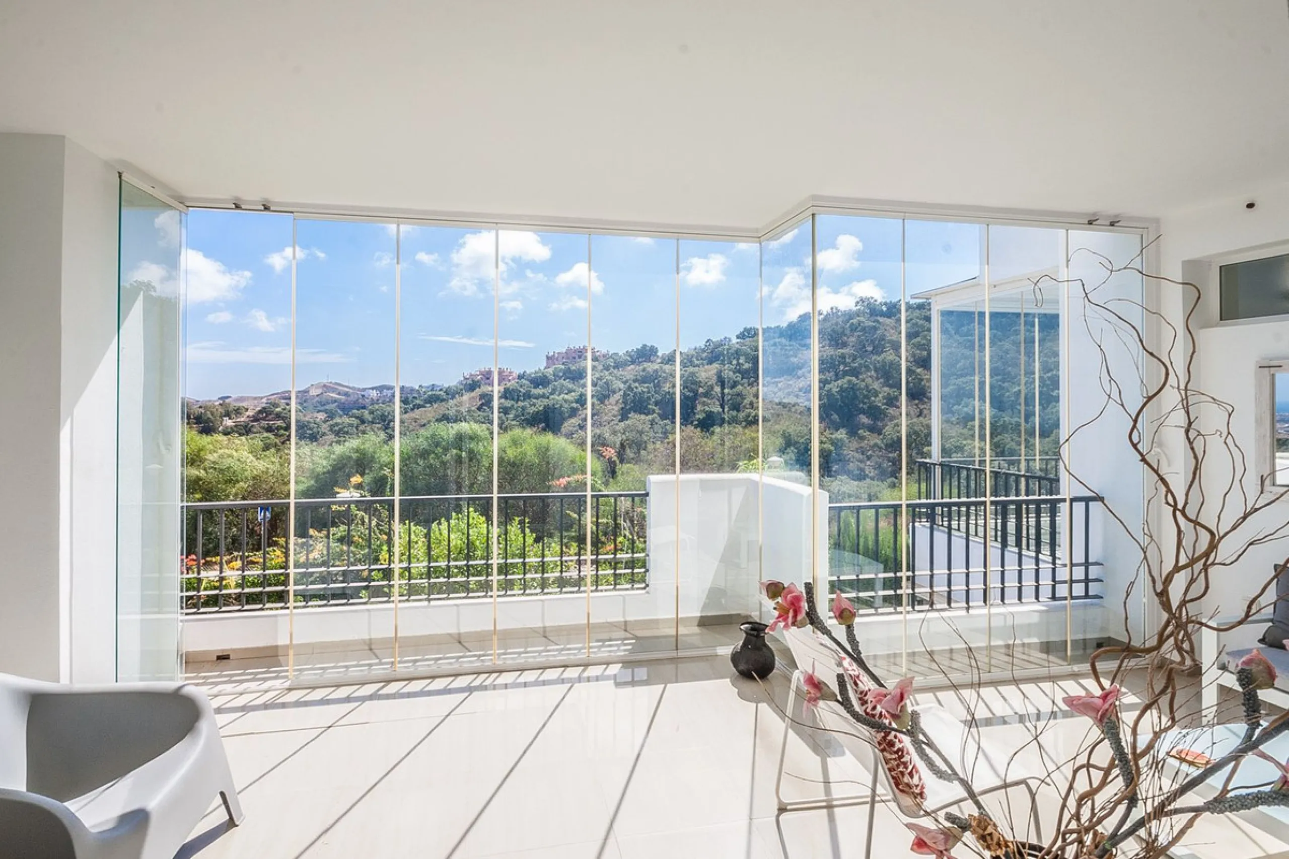 Nestled in the tranquil hills of La Mairena, this beautiful apartment offers a perfect blend of peace, comfort, and convenience. Just a 10-minute drive from the coast, it's ideally situated for those seeking both mountain serenity and easy access to ameni