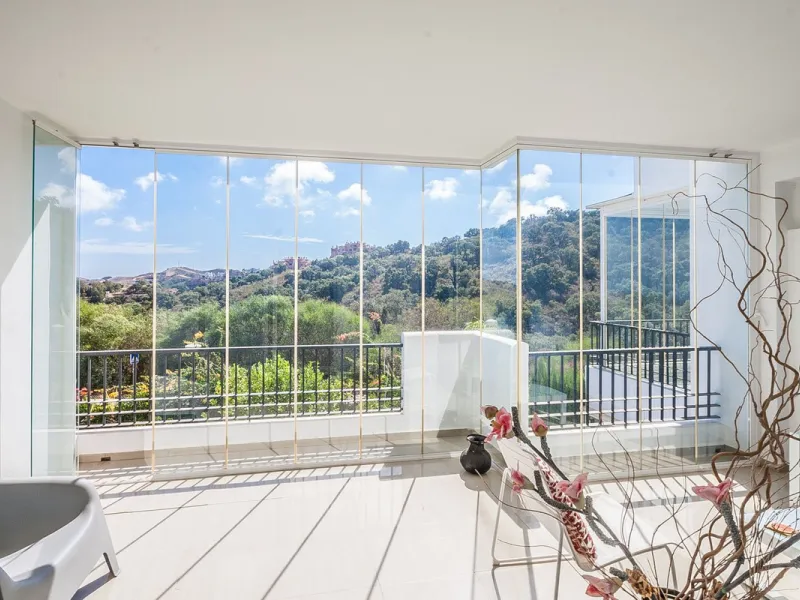 Nestled in the tranquil hills of La Mairena, this beautiful apartment offers a perfect blend of peace, comfort, and convenience. Just a 10-minute drive from the coast, it's ideally situated for those seeking both mountain serenity and easy access to ameni
