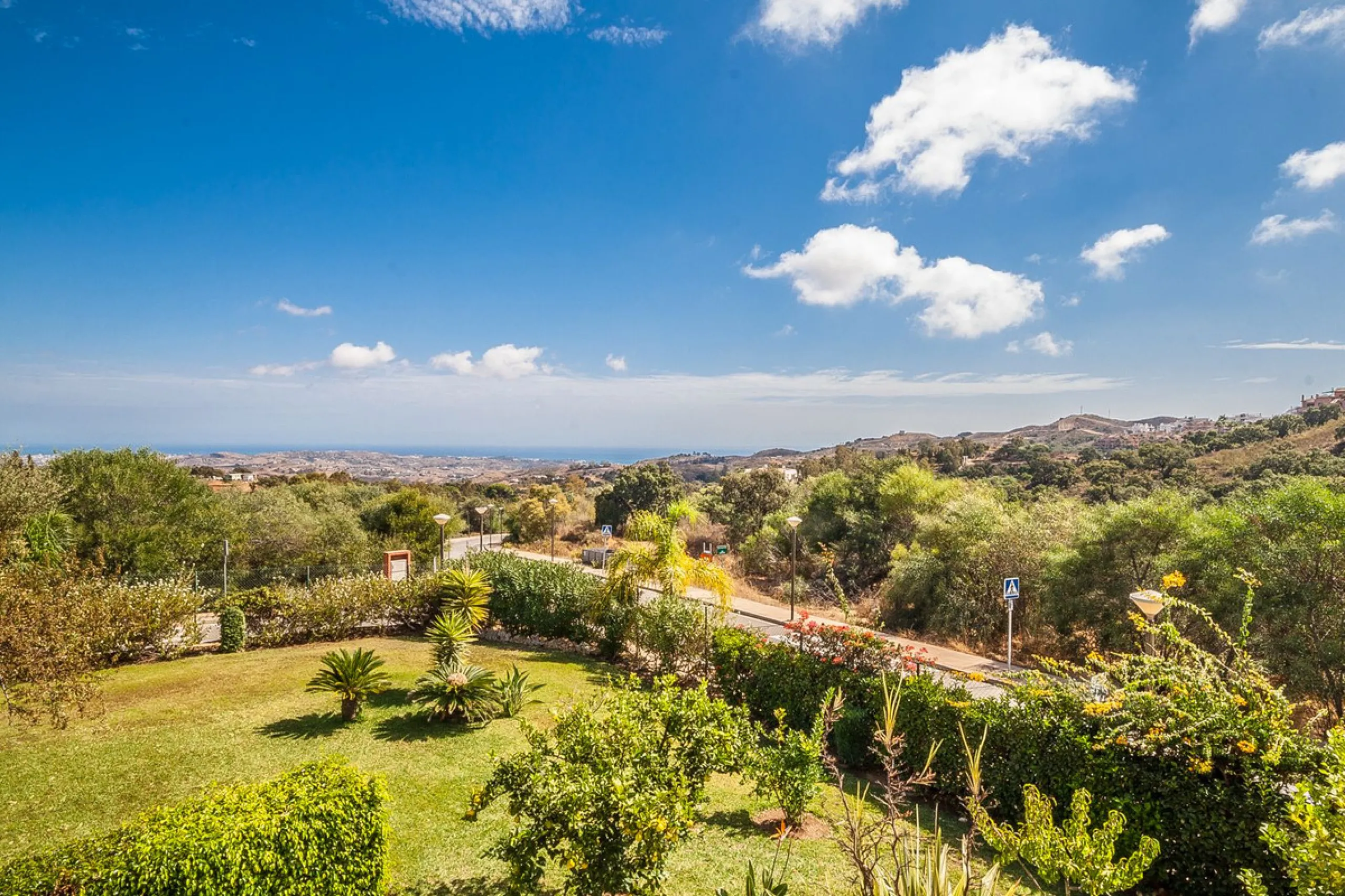 Nestled in the tranquil hills of La Mairena, this beautiful apartment offers a perfect blend of peace, comfort, and convenience. Just a 10-minute drive from the coast, it's ideally situated for those seeking both mountain serenity and easy access to ameni