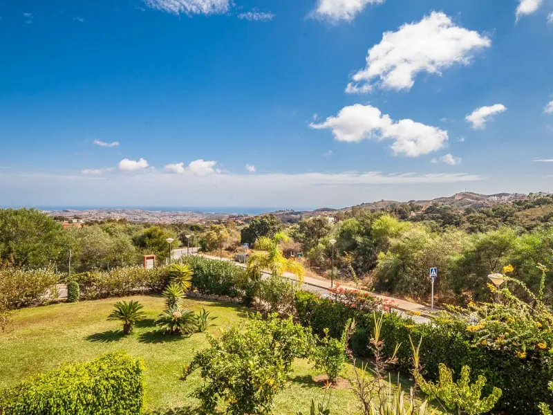 Nestled in the tranquil hills of La Mairena, this beautiful apartment offers a perfect blend of peace, comfort, and convenience. Just a 10-minute drive from the coast, it's ideally situated for those seeking both mountain serenity and easy access to ameni