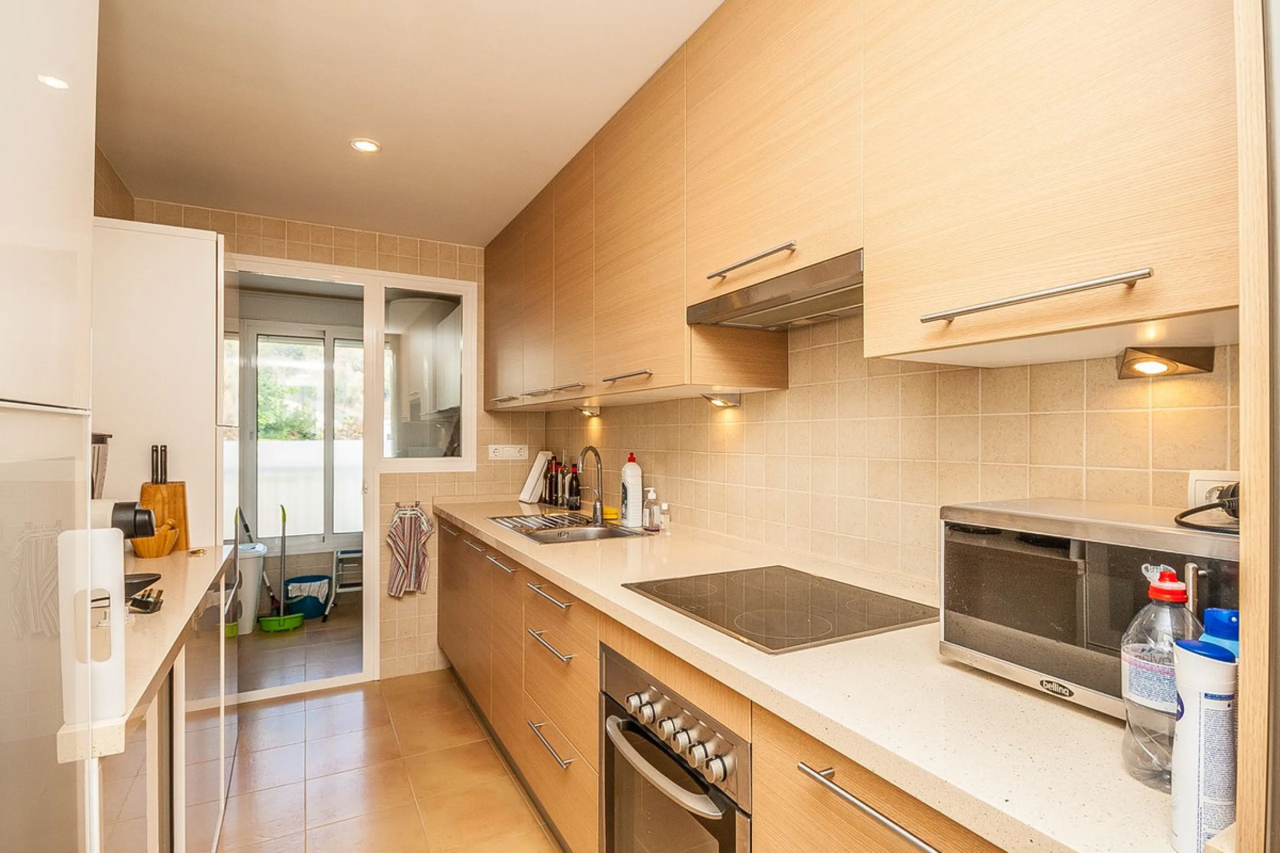 Nestled in the tranquil hills of La Mairena, this beautiful apartment offers a perfect blend of peace, comfort, and convenience. Just a 10-minute drive from the coast, it's ideally situated for those seeking both mountain serenity and easy access to ameni