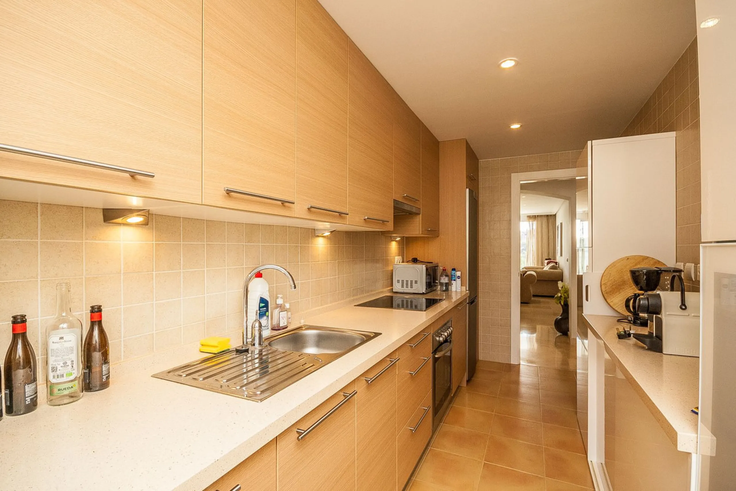 Nestled in the tranquil hills of La Mairena, this beautiful apartment offers a perfect blend of peace, comfort, and convenience. Just a 10-minute drive from the coast, it's ideally situated for those seeking both mountain serenity and easy access to ameni