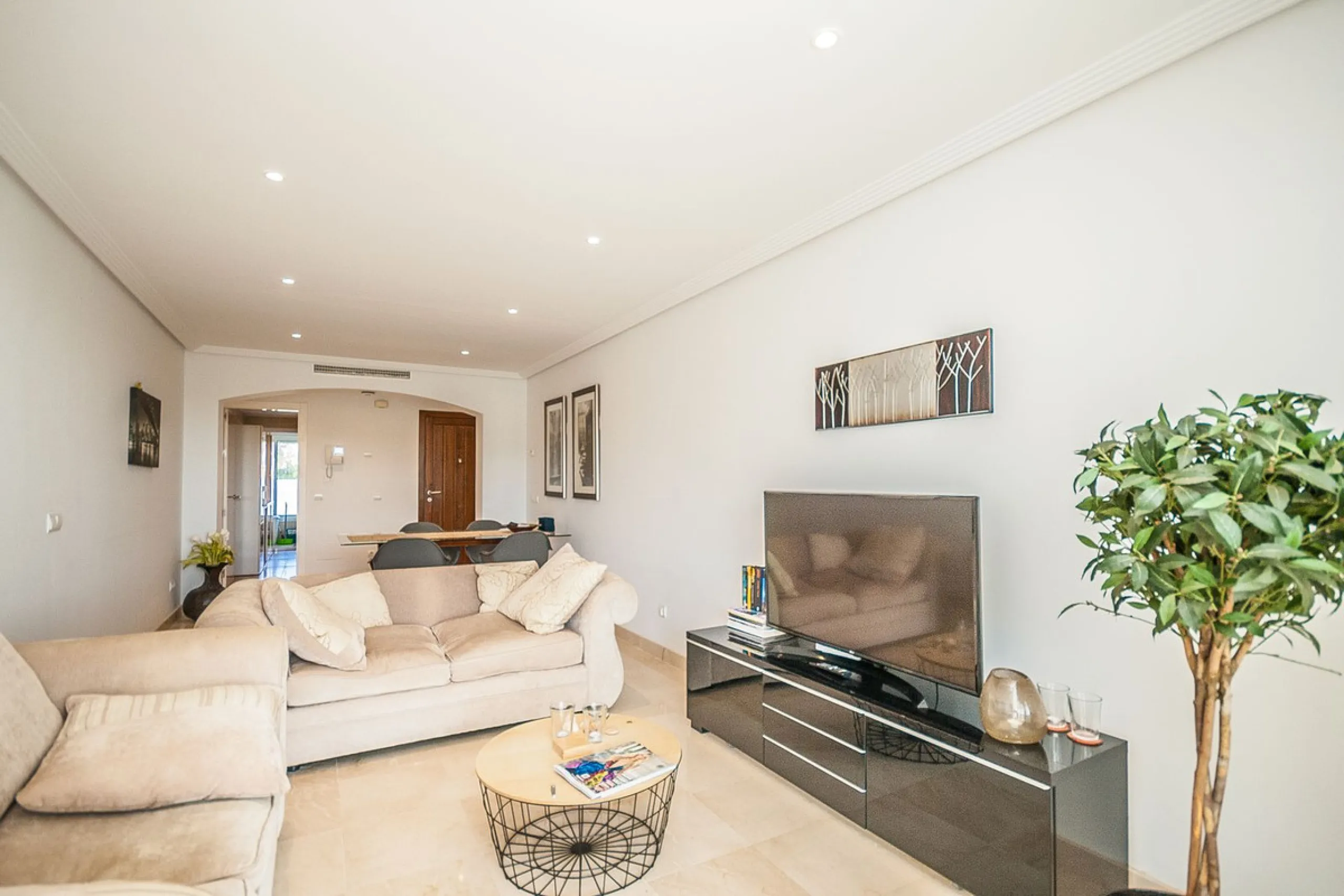 Nestled in the tranquil hills of La Mairena, this beautiful apartment offers a perfect blend of peace, comfort, and convenience. Just a 10-minute drive from the coast, it's ideally situated for those seeking both mountain serenity and easy access to ameni