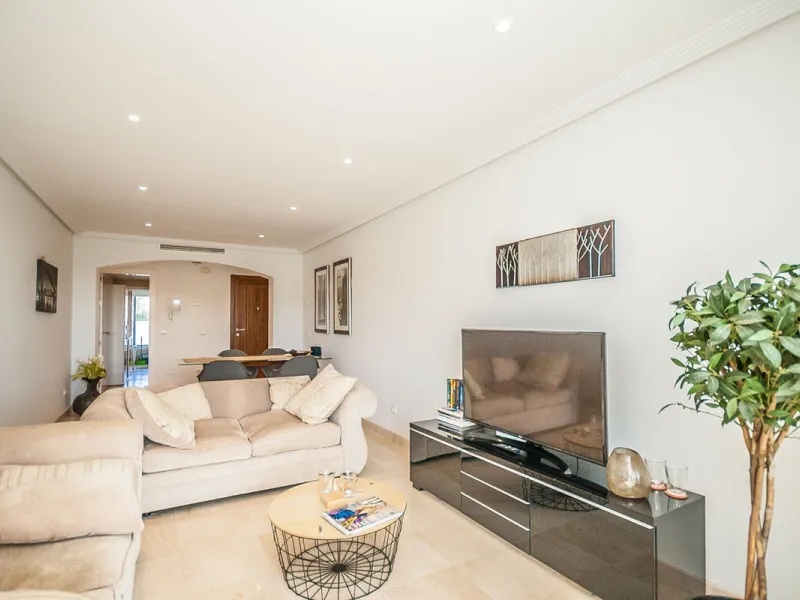 Nestled in the tranquil hills of La Mairena, this beautiful apartment offers a perfect blend of peace, comfort, and convenience. Just a 10-minute drive from the coast, it's ideally situated for those seeking both mountain serenity and easy access to ameni