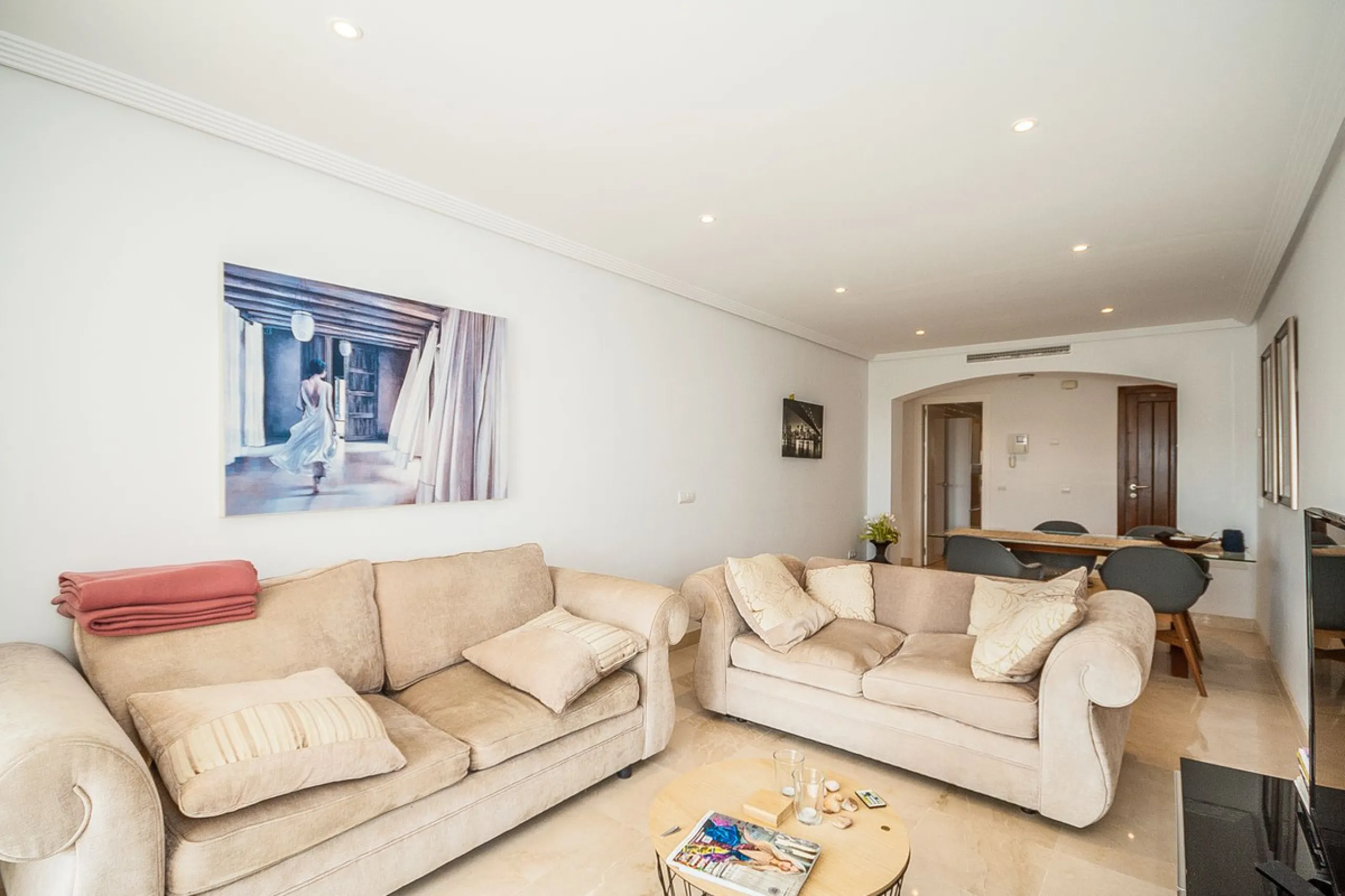 Nestled in the tranquil hills of La Mairena, this beautiful apartment offers a perfect blend of peace, comfort, and convenience. Just a 10-minute drive from the coast, it's ideally situated for those seeking both mountain serenity and easy access to ameni