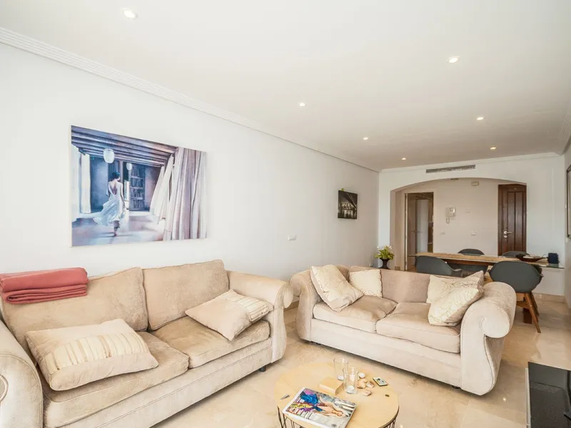 Nestled in the tranquil hills of La Mairena, this beautiful apartment offers a perfect blend of peace, comfort, and convenience. Just a 10-minute drive from the coast, it's ideally situated for those seeking both mountain serenity and easy access to ameni