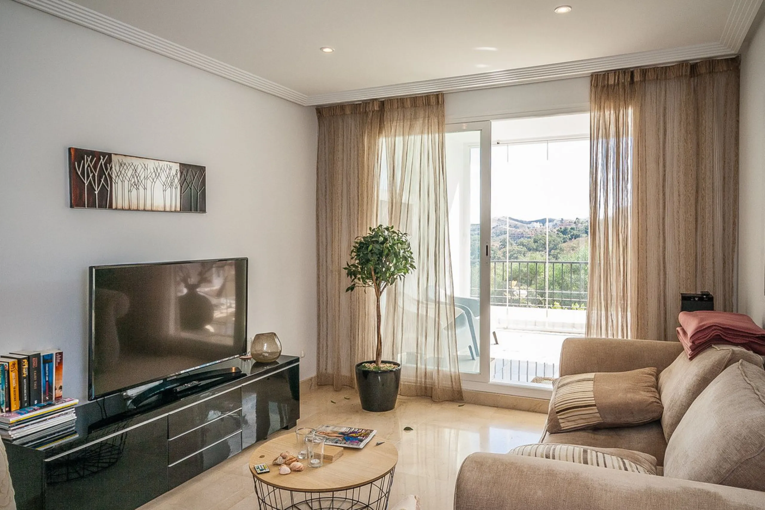 Nestled in the tranquil hills of La Mairena, this beautiful apartment offers a perfect blend of peace, comfort, and convenience. Just a 10-minute drive from the coast, it's ideally situated for those seeking both mountain serenity and easy access to ameni