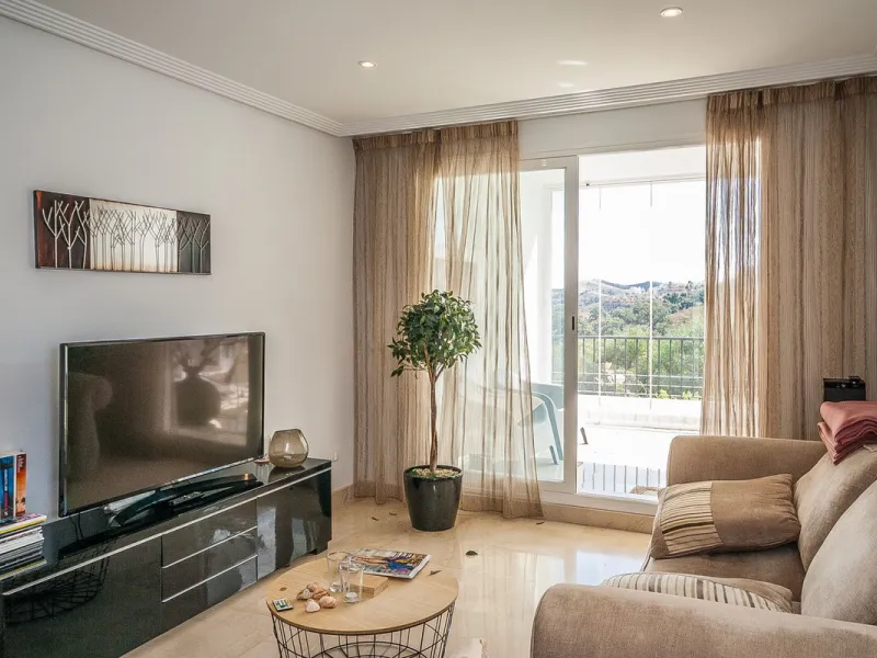 Nestled in the tranquil hills of La Mairena, this beautiful apartment offers a perfect blend of peace, comfort, and convenience. Just a 10-minute drive from the coast, it's ideally situated for those seeking both mountain serenity and easy access to ameni