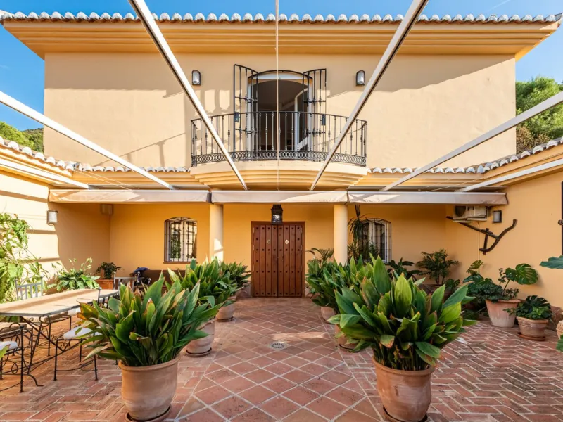 House - Detached Villa в продаже в Alhaurín de la Torre, Málaga. В доме 4 спален и 5 ванных комнат. Площадь дома 567 м². Площадь участка 7030 м²