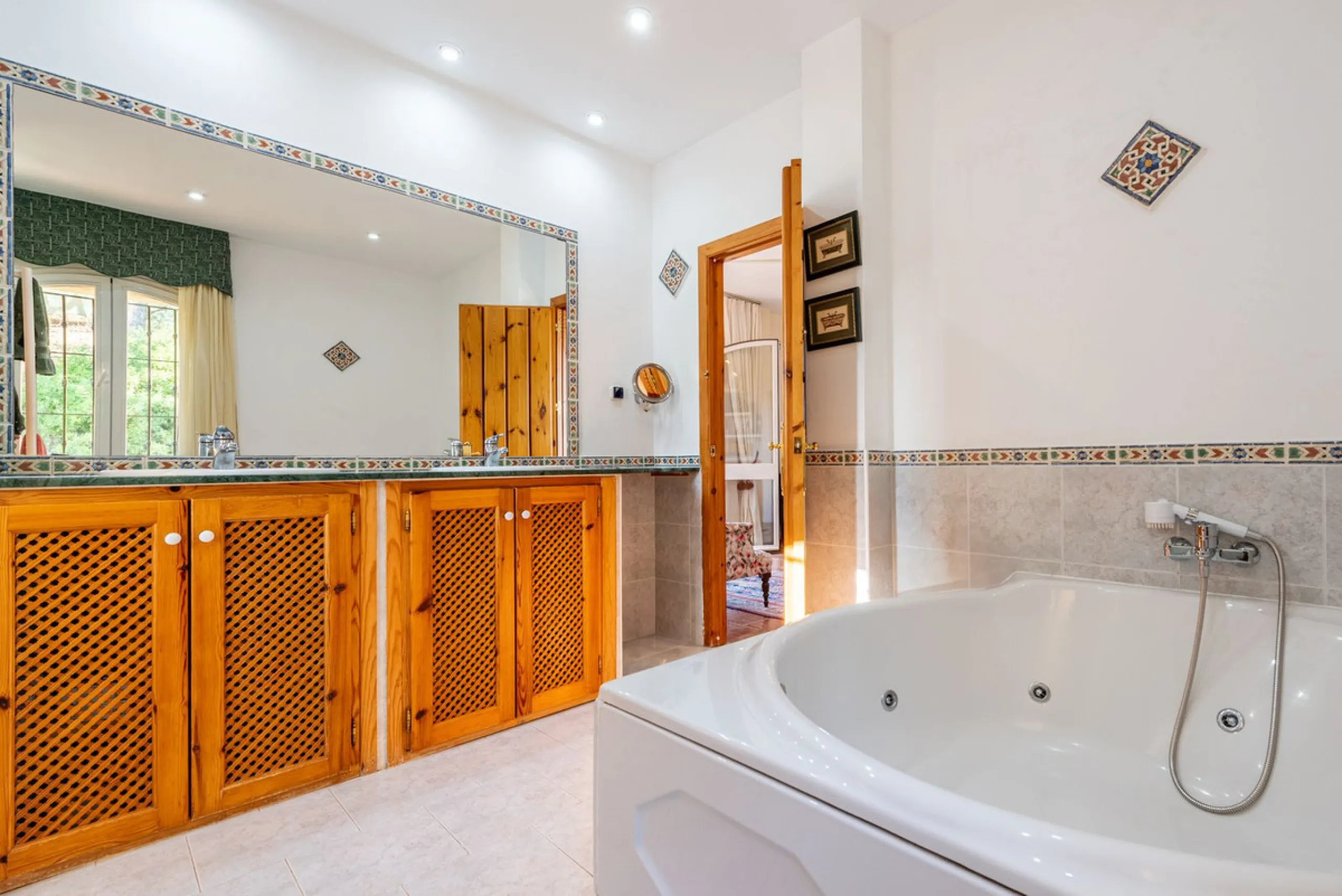 House - Detached Villa в продаже в Alhaurín de la Torre, Málaga. В доме 4 спален и 5 ванных комнат. Площадь дома 567 м². Площадь участка 7030 м²