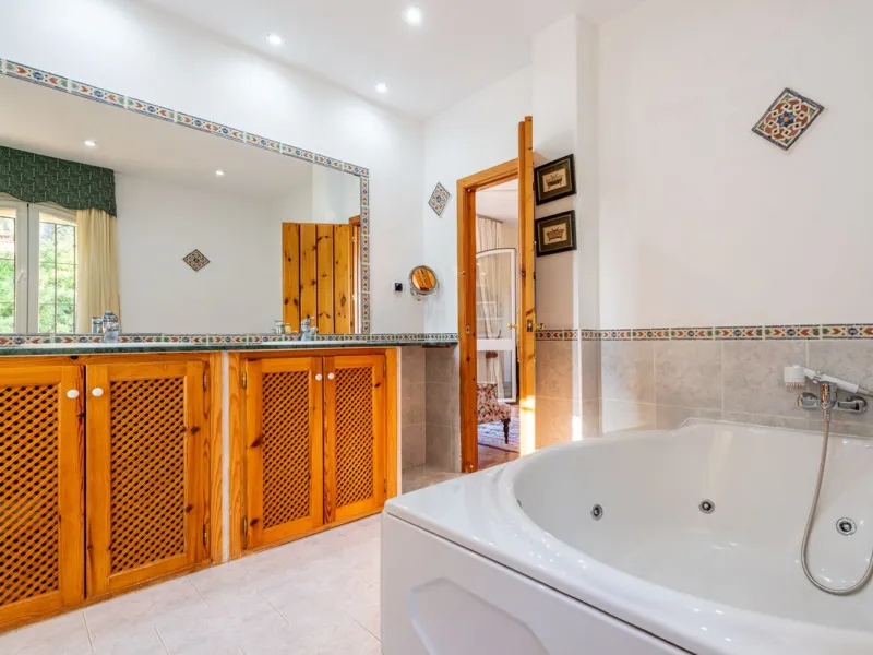 House - Detached Villa в продаже в Alhaurín de la Torre, Málaga. В доме 4 спален и 5 ванных комнат. Площадь дома 567 м². Площадь участка 7030 м²