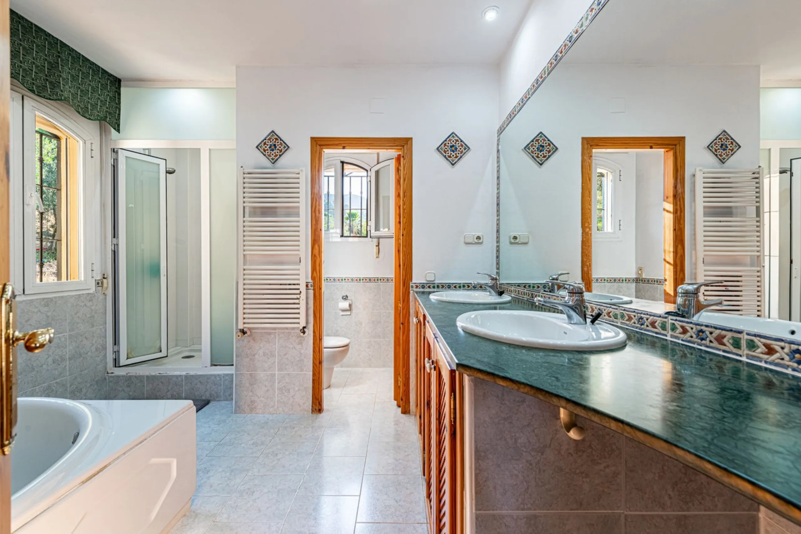 House - Detached Villa в продаже в Alhaurín de la Torre, Málaga. В доме 4 спален и 5 ванных комнат. Площадь дома 567 м². Площадь участка 7030 м²