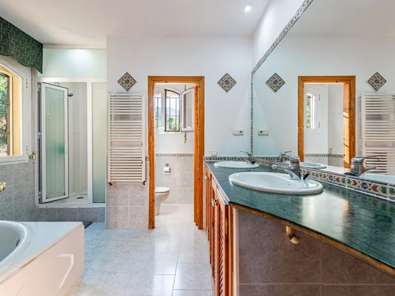 House - Detached Villa в продаже в Alhaurín de la Torre, Málaga. В доме 4 спален и 5 ванных комнат. Площадь дома 567 м². Площадь участка 7030 м²