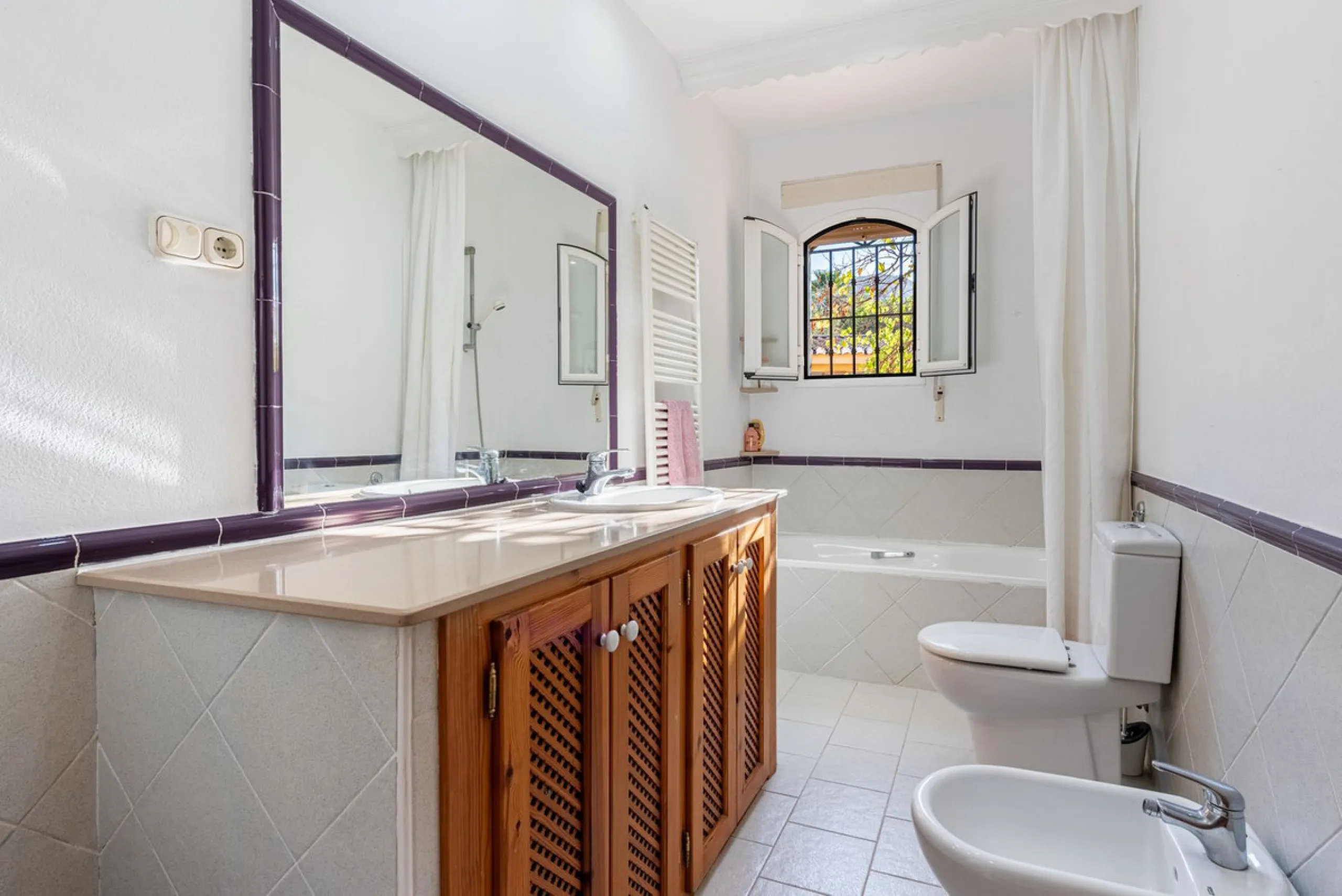 House - Detached Villa в продаже в Alhaurín de la Torre, Málaga. В доме 4 спален и 5 ванных комнат. Площадь дома 567 м². Площадь участка 7030 м²