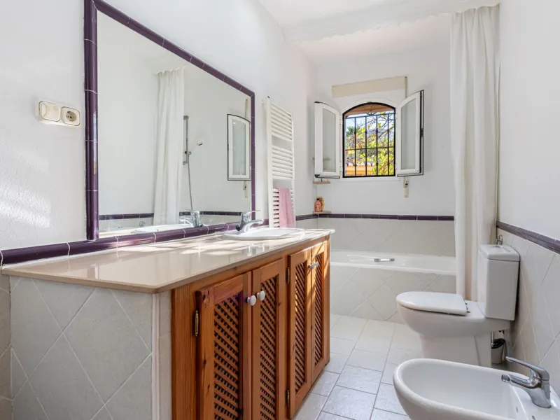 House - Detached Villa в продаже в Alhaurín de la Torre, Málaga. В доме 4 спален и 5 ванных комнат. Площадь дома 567 м². Площадь участка 7030 м²