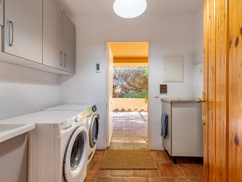House - Detached Villa в продаже в Alhaurín de la Torre, Málaga. В доме 4 спален и 5 ванных комнат. Площадь дома 567 м². Площадь участка 7030 м²