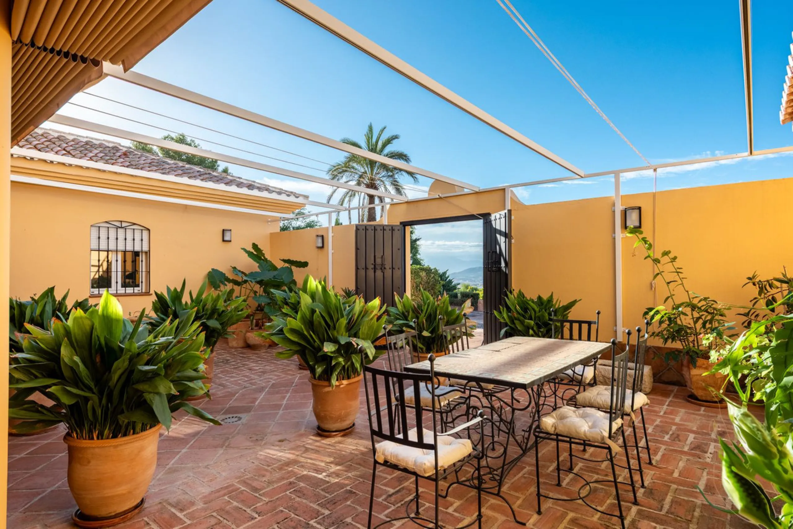 House - Detached Villa в продаже в Alhaurín de la Torre, Málaga. В доме 4 спален и 5 ванных комнат. Площадь дома 567 м². Площадь участка 7030 м²