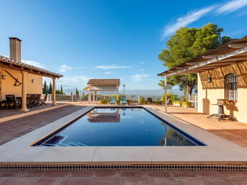 House - Detached Villa в продаже в Alhaurín de la Torre, Málaga. В доме 4 спален и 5 ванных комнат. Площадь дома 567 м². Площадь участка 7030 м²