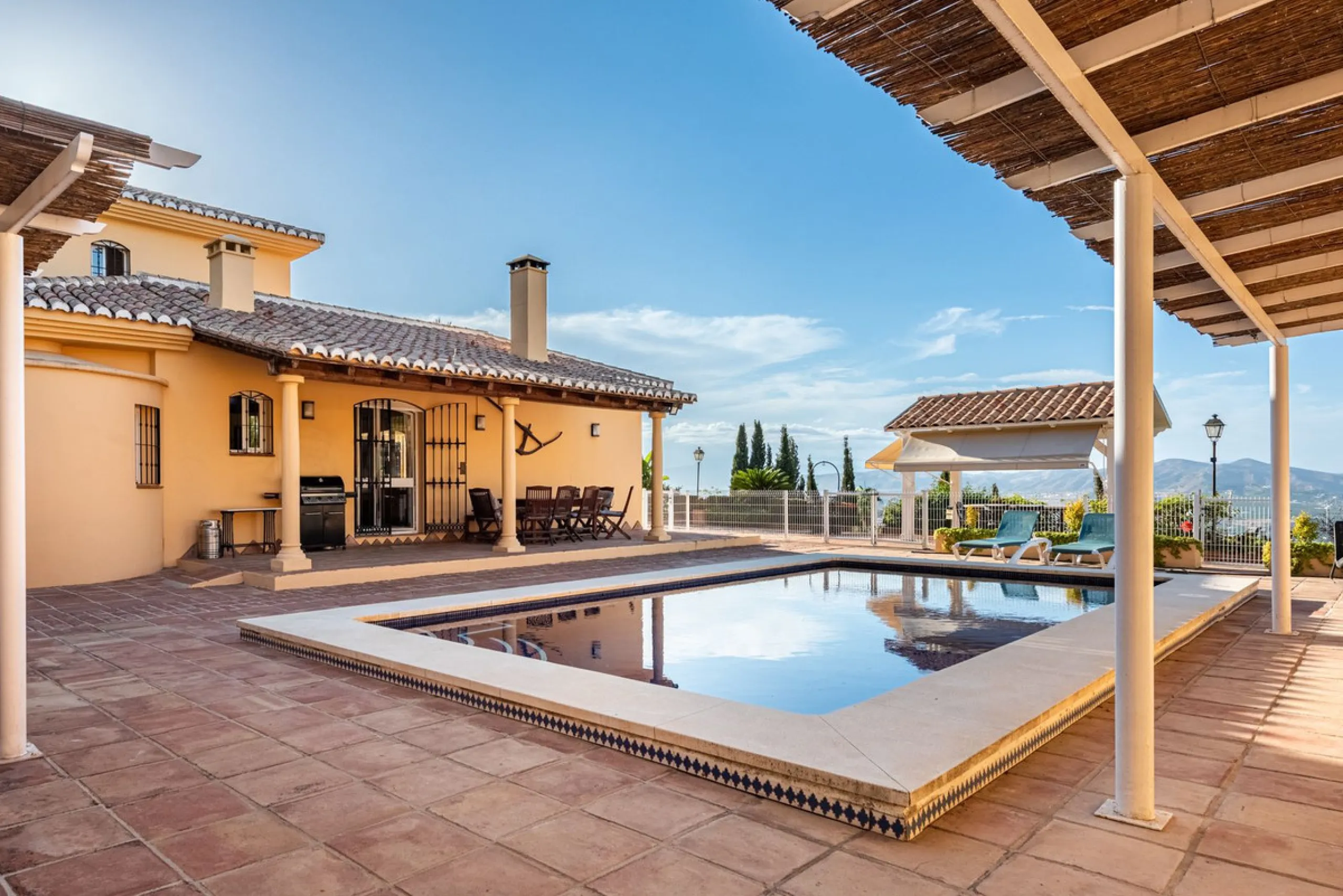 House - Detached Villa в продаже в Alhaurín de la Torre, Málaga. В доме 4 спален и 5 ванных комнат. Площадь дома 567 м². Площадь участка 7030 м²