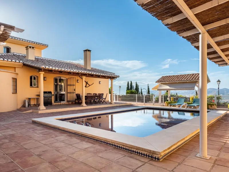 House - Detached Villa в продаже в Alhaurín de la Torre, Málaga. В доме 4 спален и 5 ванных комнат. Площадь дома 567 м². Площадь участка 7030 м²