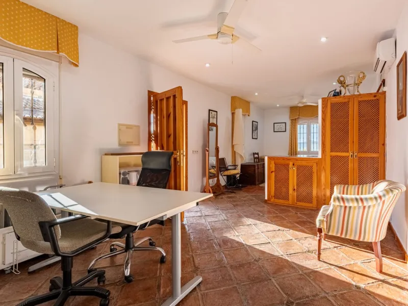 House - Detached Villa в продаже в Alhaurín de la Torre, Málaga. В доме 4 спален и 5 ванных комнат. Площадь дома 567 м². Площадь участка 7030 м²