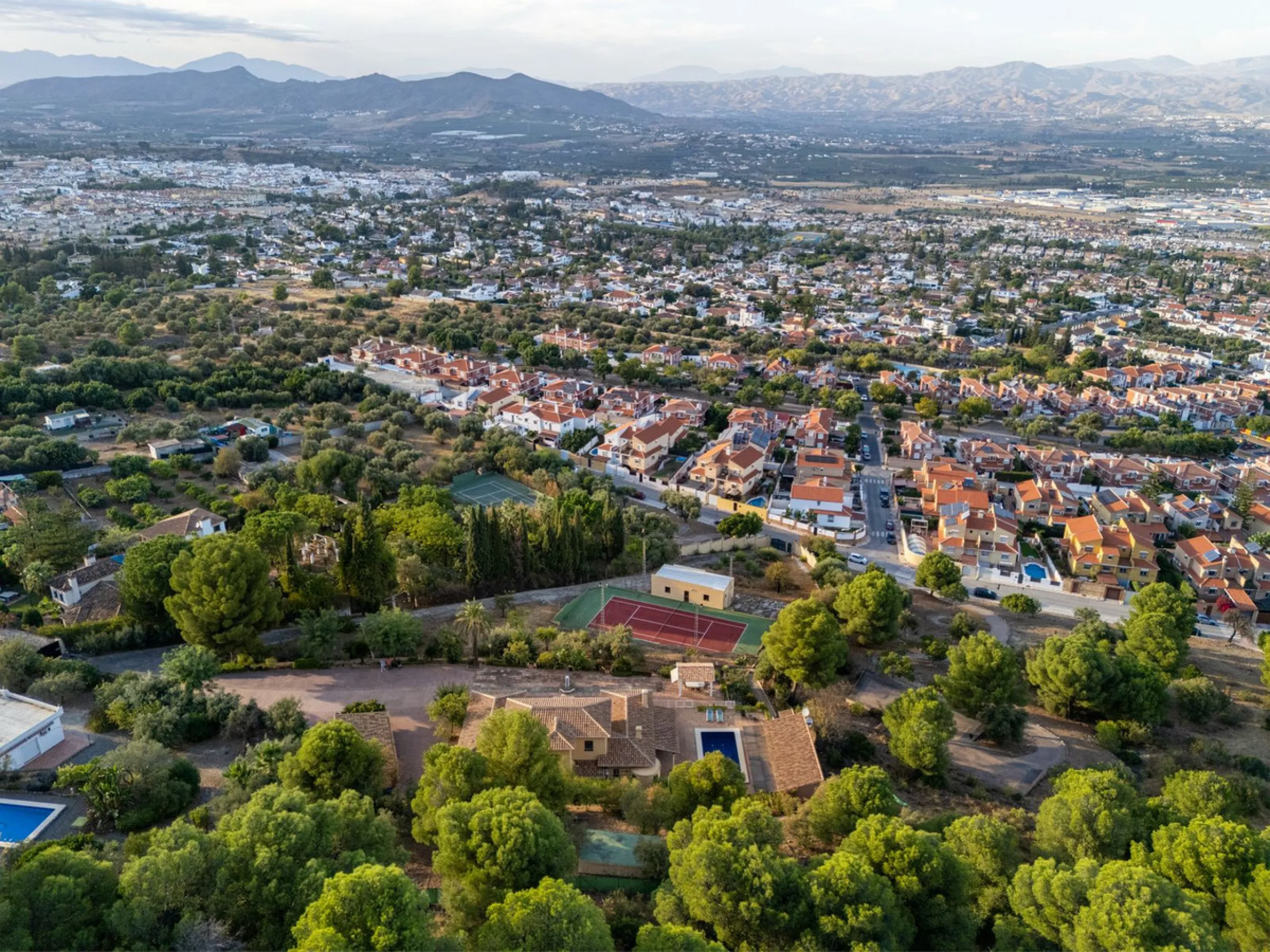 House - Detached Villa в продаже в Alhaurín de la Torre, Málaga. В доме 4 спален и 5 ванных комнат. Площадь дома 567 м². Площадь участка 7030 м²