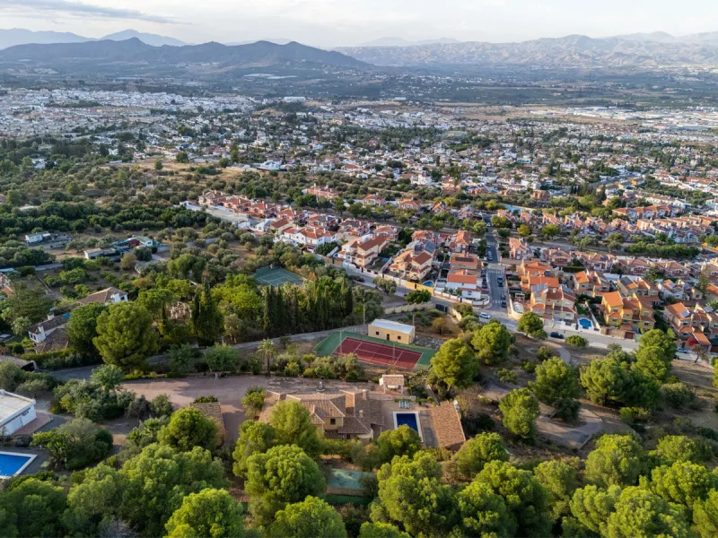 House - Detached Villa в продаже в Alhaurín de la Torre, Málaga. В доме 4 спален и 5 ванных комнат. Площадь дома 567 м². Площадь участка 7030 м²