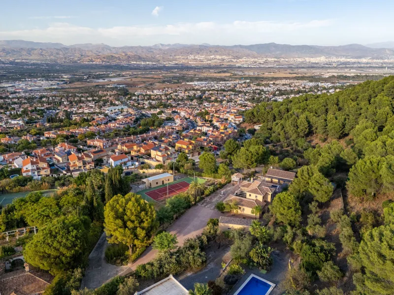 House - Detached Villa в продаже в Alhaurín de la Torre, Málaga. В доме 4 спален и 5 ванных комнат. Площадь дома 567 м². Площадь участка 7030 м²