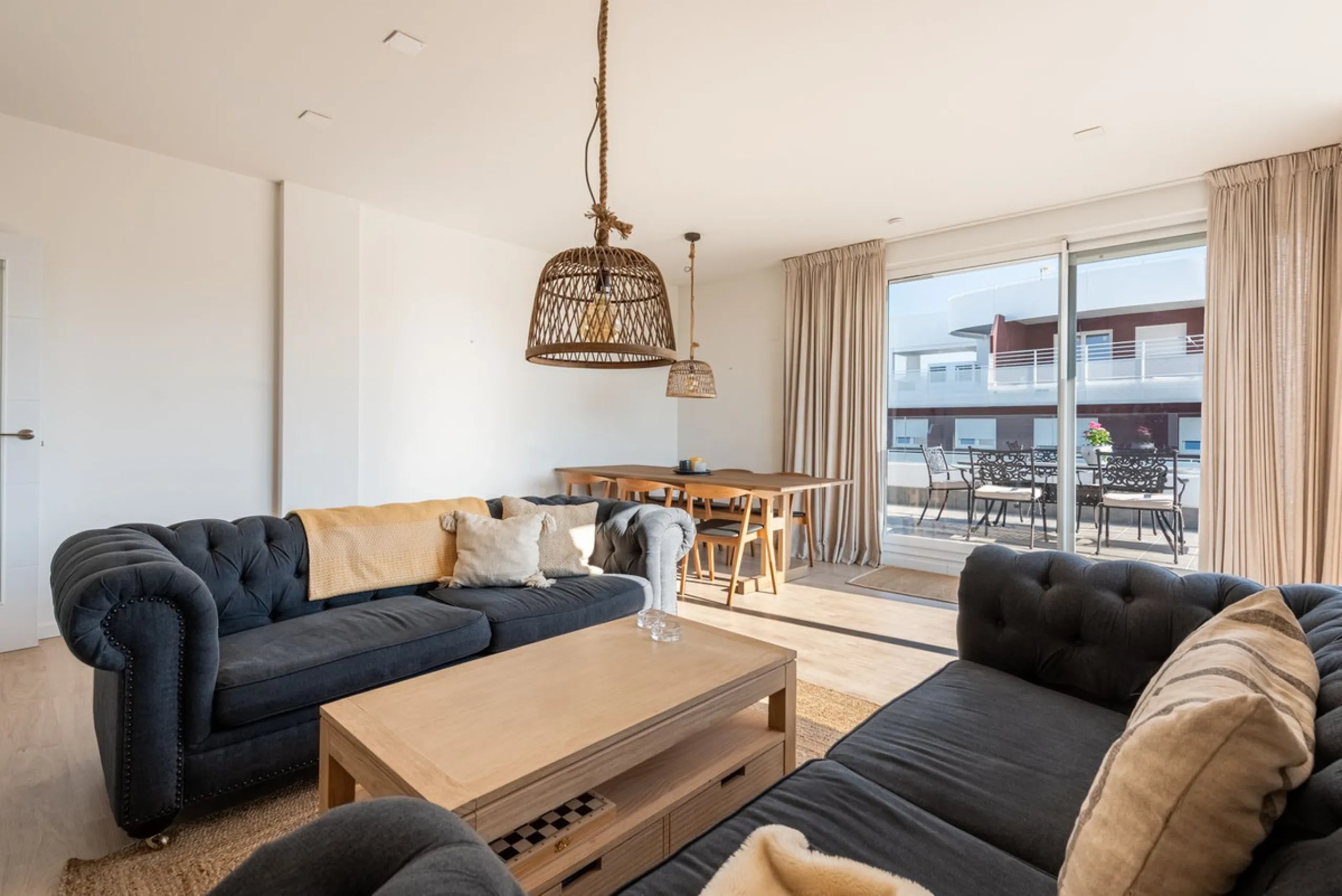We are pleased to present this bright and modern penthouse in the best location in Nueva Andalucía! Enjoy modern living within proximity to all the amenities you need; grocery stores, bars, restaurants, schools, health center, golf courses, gym, and much 