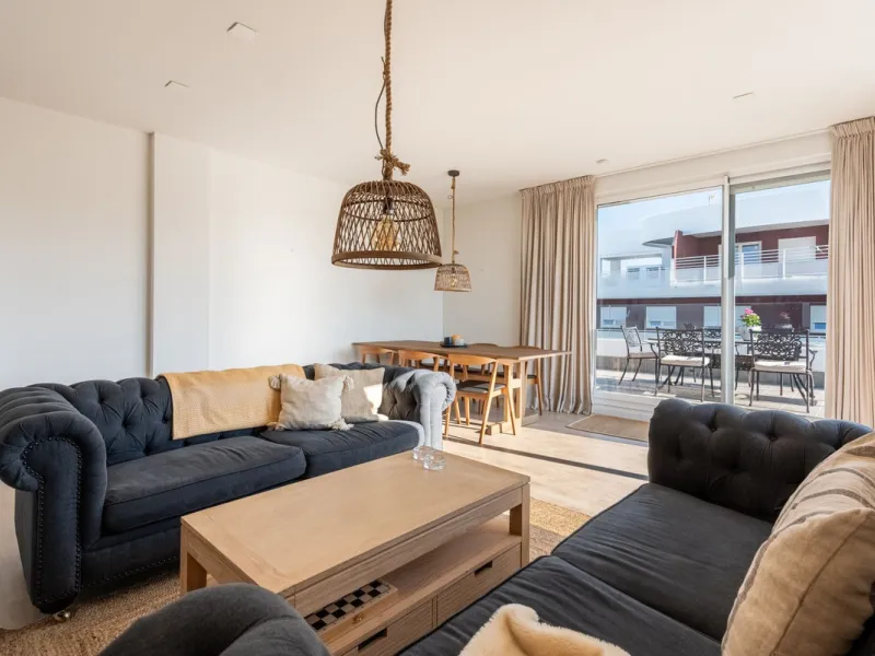 We are pleased to present this bright and modern penthouse in the best location in Nueva Andalucía! Enjoy modern living within proximity to all the amenities you need; grocery stores, bars, restaurants, schools, health center, golf courses, gym, and much 