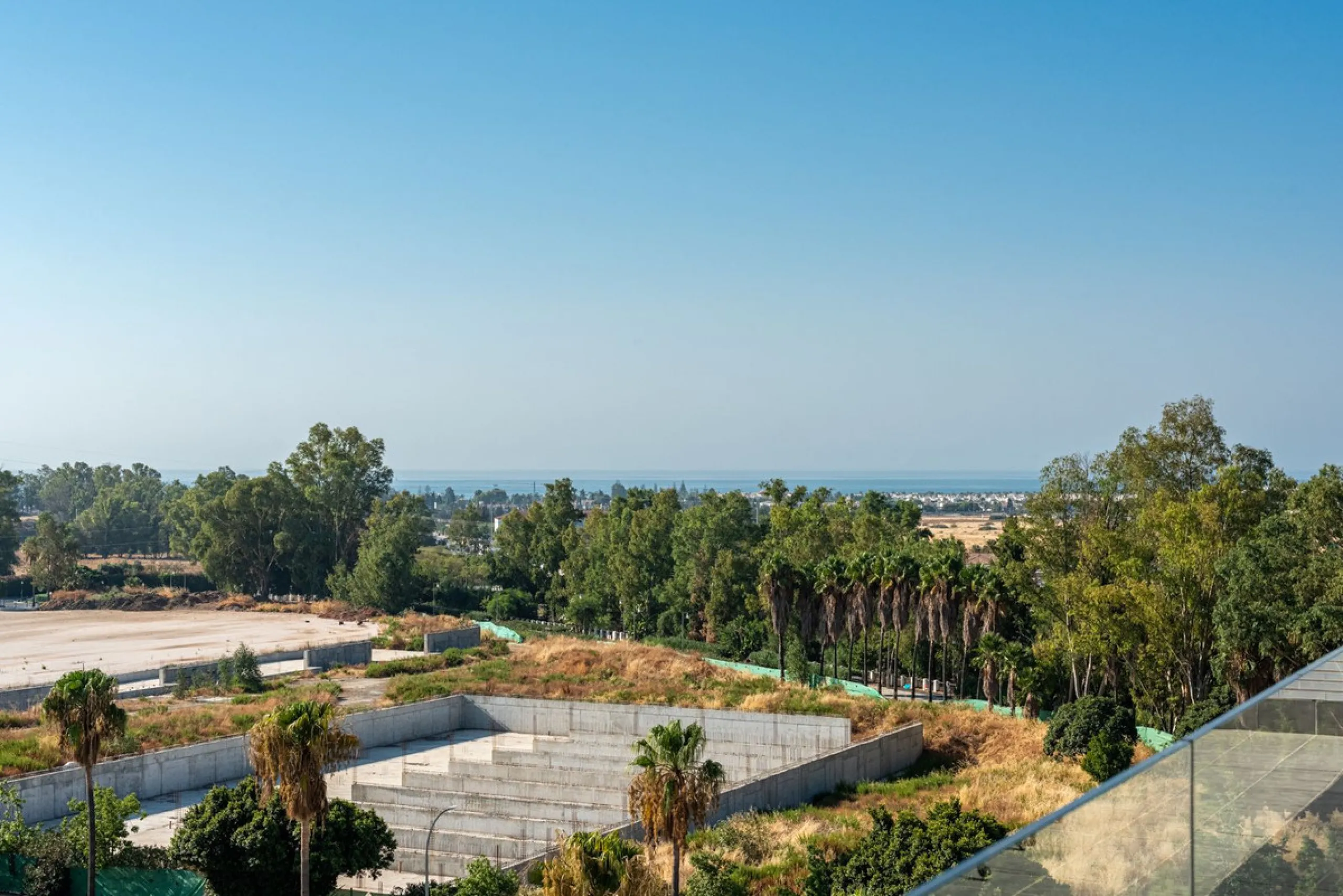 We are pleased to present this bright and modern penthouse in the best location in Nueva Andalucía! Enjoy modern living within proximity to all the amenities you need; grocery stores, bars, restaurants, schools, health center, golf courses, gym, and much 