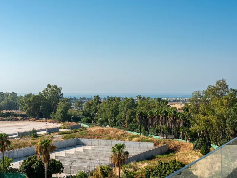We are pleased to present this bright and modern penthouse in the best location in Nueva Andalucía! Enjoy modern living within proximity to all the amenities you need; grocery stores, bars, restaurants, schools, health center, golf courses, gym, and much 