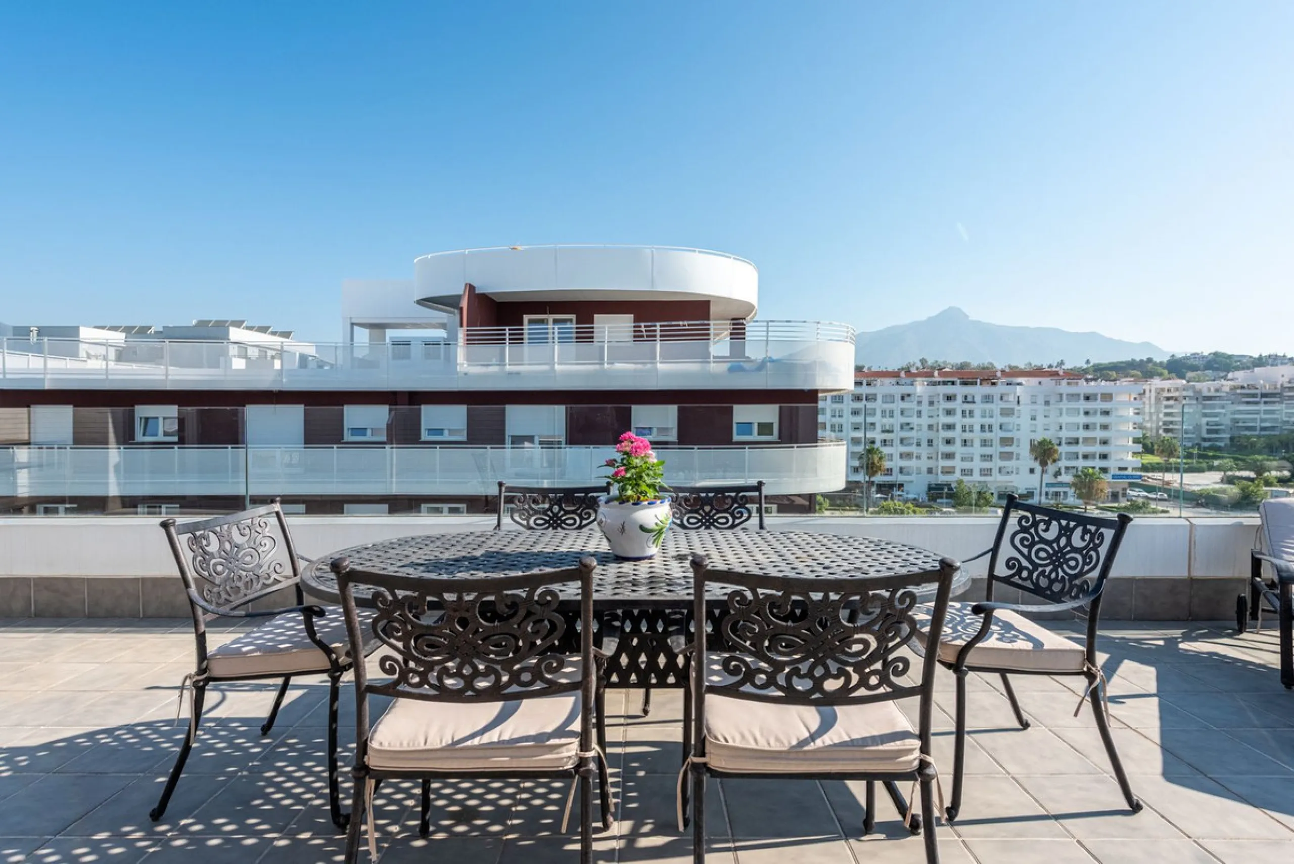 We are pleased to present this bright and modern penthouse in the best location in Nueva Andalucía! Enjoy modern living within proximity to all the amenities you need; grocery stores, bars, restaurants, schools, health center, golf courses, gym, and much 